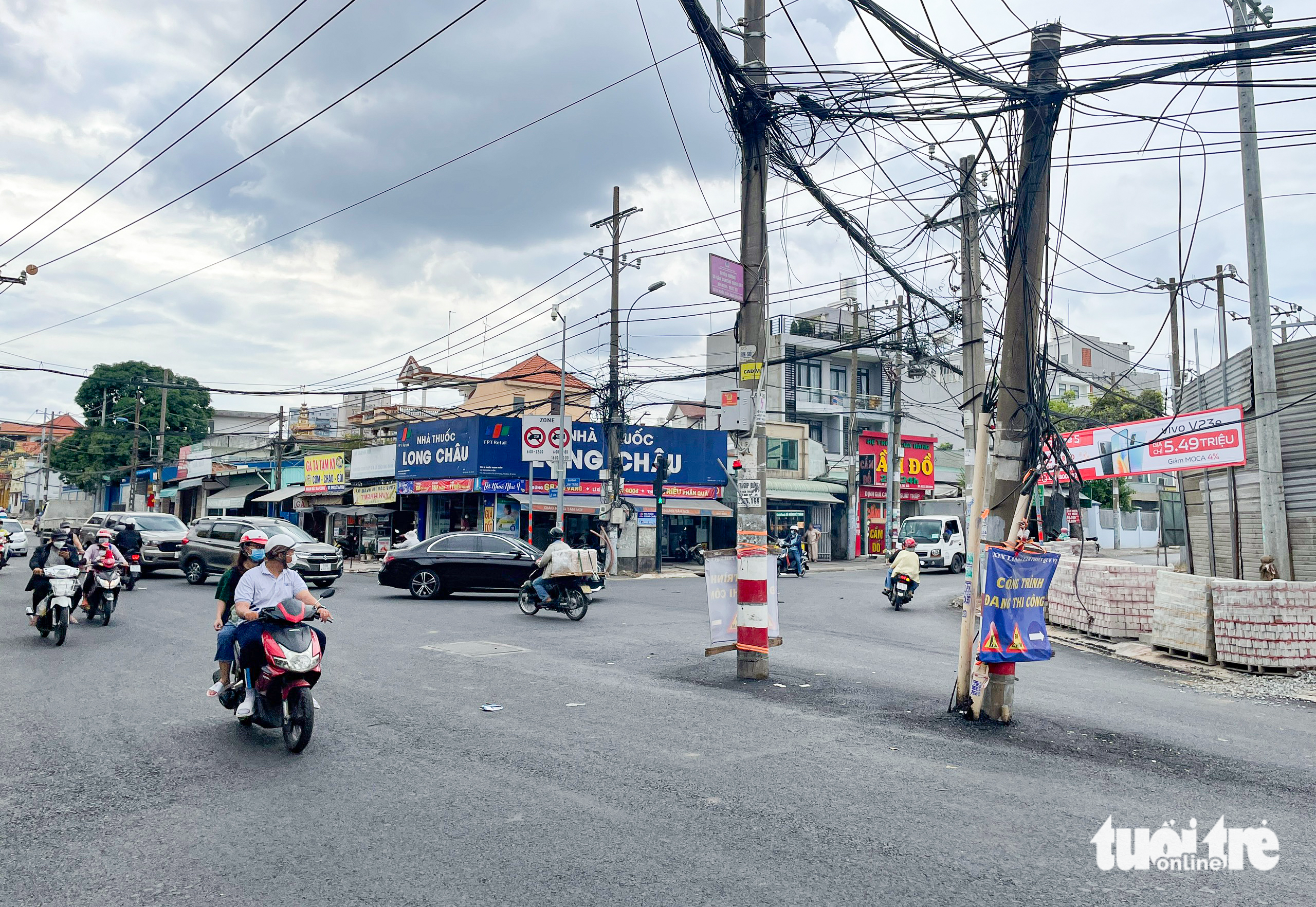 Những cột điện cao thế sừng sững giữa đường ở TP Thủ Đức - Ảnh 1.