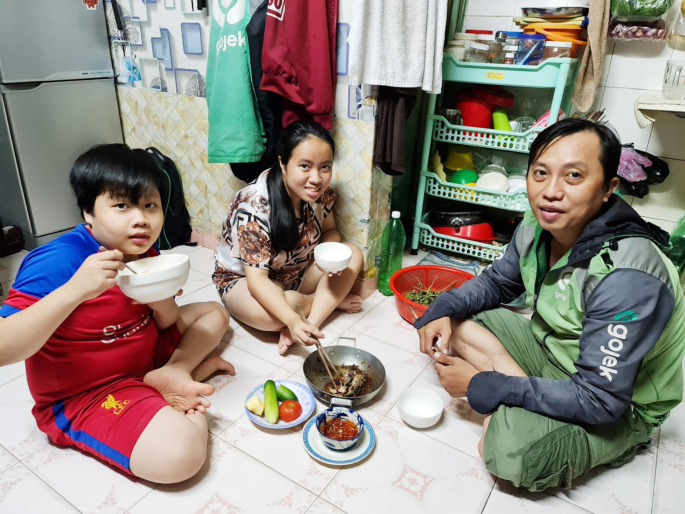 Bữa trưa đơn giản của gia đình anh Lê Thành Yên những ngày giáp Tết mà chưa biết có về quê hay không - Ảnh: CÔNG TRIỆU Bữa trưa đơn giản của gia đình anh Lê Thành Yên những ngày giáp Tết mà chưa biết có về quê hay không - Ảnh: CÔNG TRIỆU
