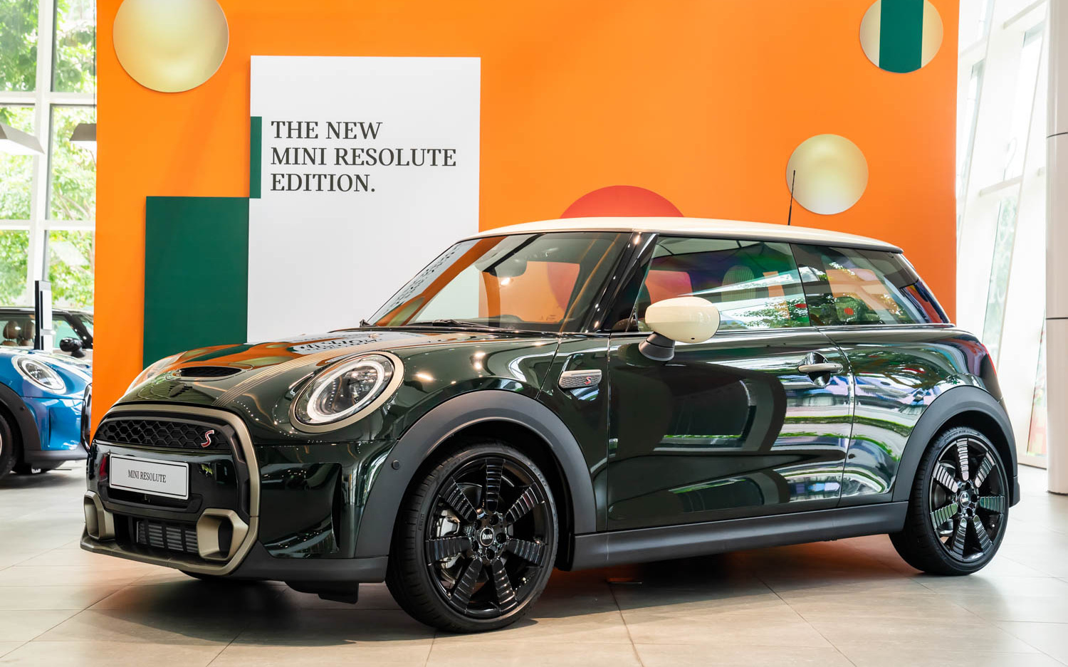 MINI Cooper S 3-Cửa Resolute Edition mới giá 2,3 tỉ đồng tại Việt Nam: Nhiều "đồ chơi" thời trang