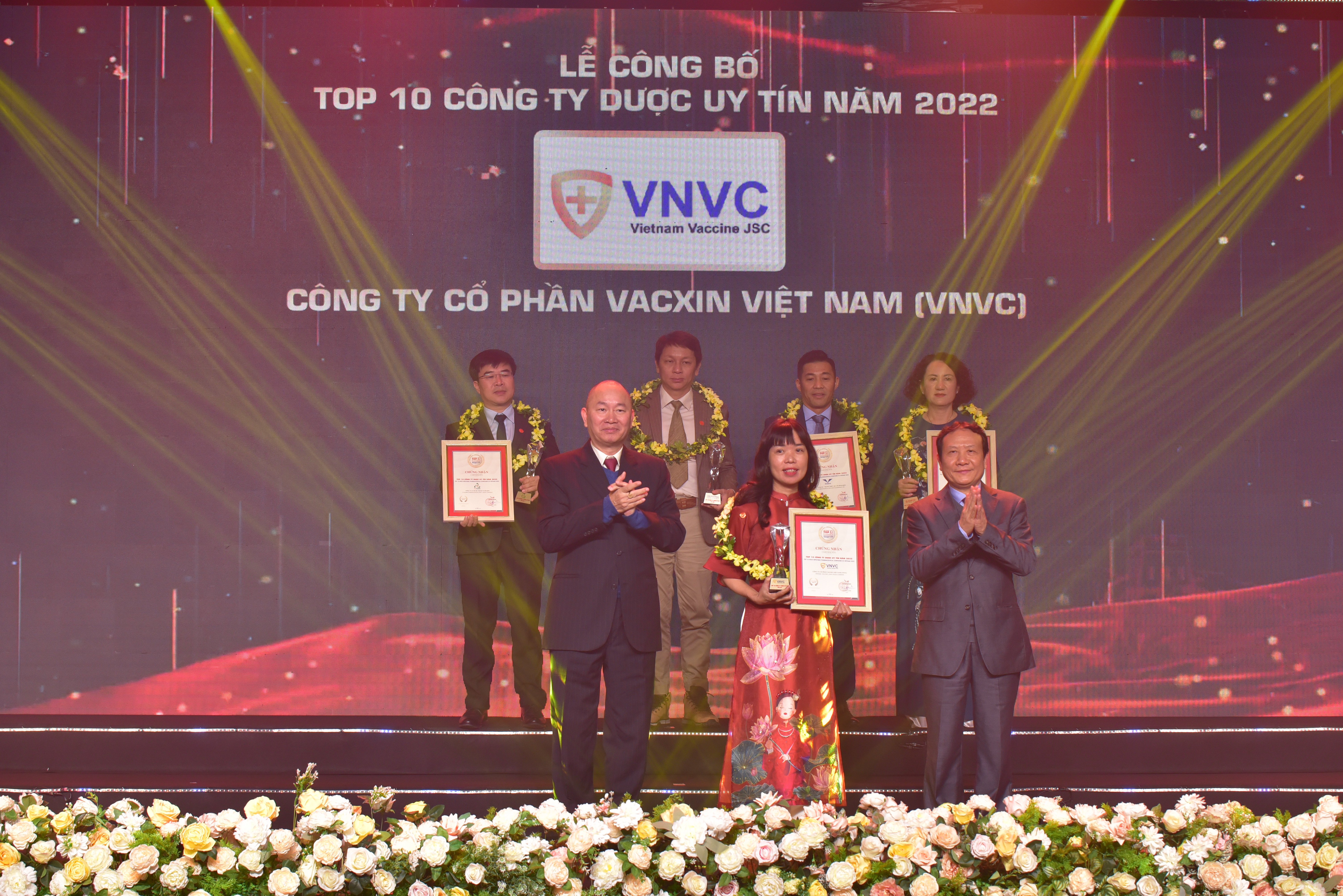 VNVC được vinh danh Công ty Dược uy tín số 1 Việt Nam - Ảnh 1. VNVC được vinh danh Công ty Dược uy tín số 1 Việt Nam - Ảnh 1.