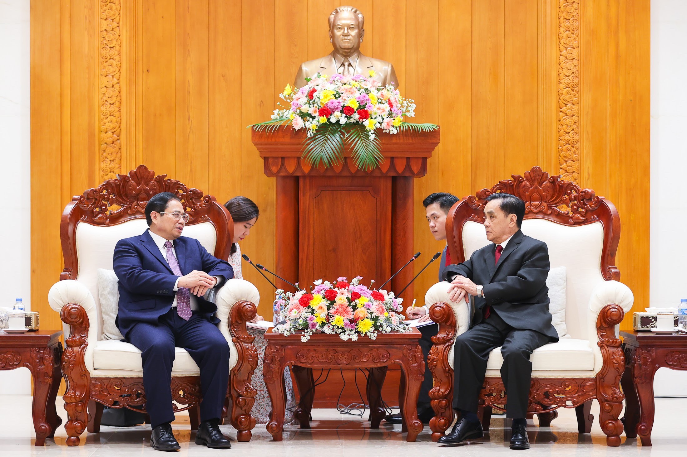 Thủ tướng Phạm Minh Chính gặp các lãnh đạo, nguyên lãnh đạo cấp cao Lào - Ảnh 6. Thủ tướng Phạm Minh Chính gặp các lãnh đạo, nguyên lãnh đạo cấp cao Lào - Ảnh 6.