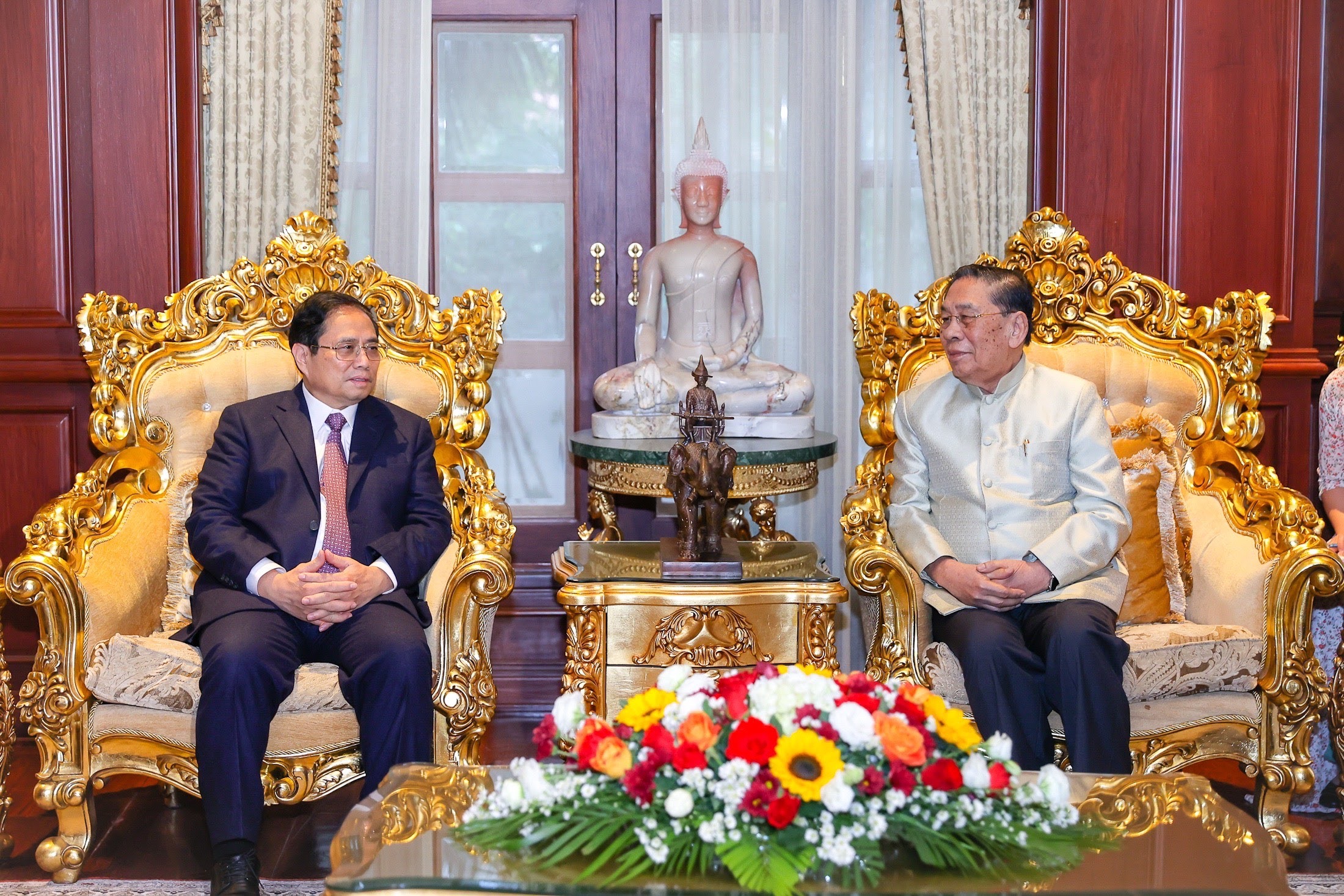 Thủ tướng Phạm Minh Chính gặp các lãnh đạo, nguyên lãnh đạo cấp cao Lào - Ảnh 4.