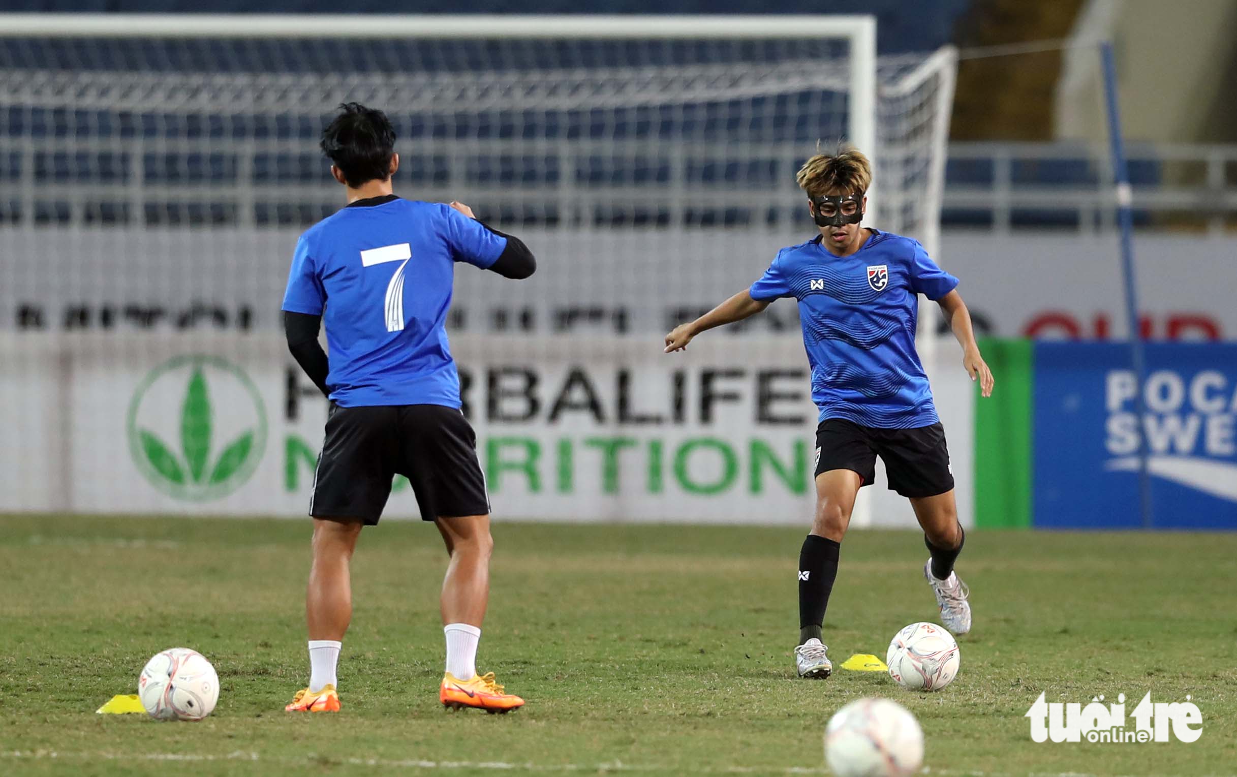 Cầu thủ đội tuyển Thái Lan đeo mặt nạ như Son Heung Min - Ảnh 1.
