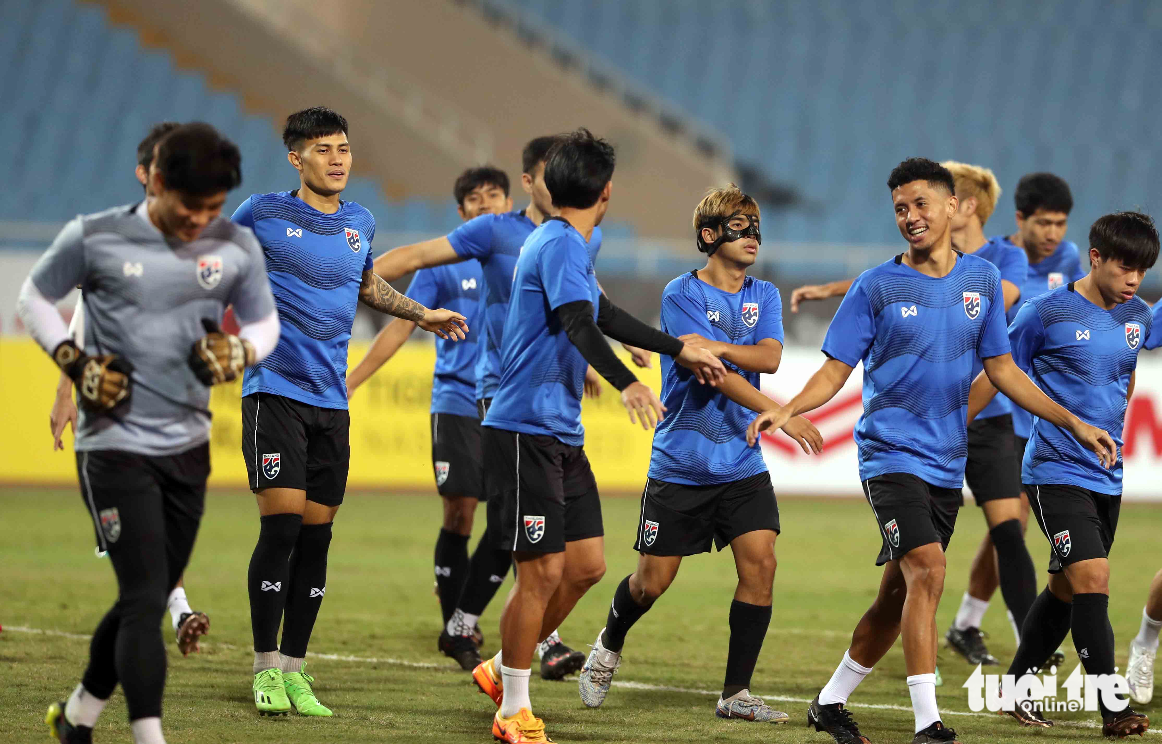 Cầu thủ đội tuyển Thái Lan đeo mặt nạ như Son Heung Min - Ảnh 2. Cầu thủ đội tuyển Thái Lan đeo mặt nạ như Son Heung Min - Ảnh 2.