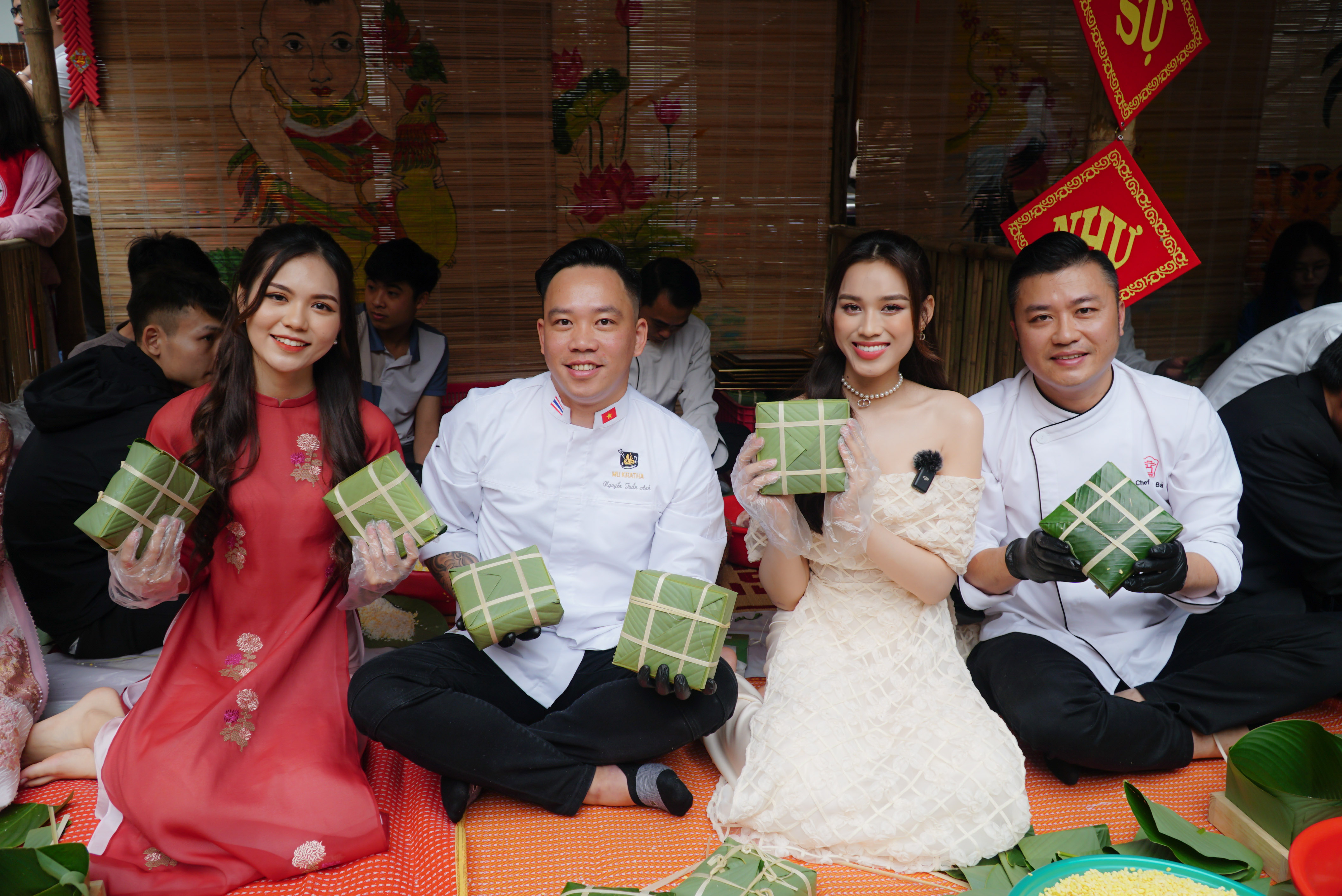 Hoa hậu Đỗ Thị Hà, Lương Kỳ Duyên gói bánh chưng cho trẻ em vùng cao - Ảnh 1. Hoa hậu Đỗ Thị Hà, Lương Kỳ Duyên gói bánh chưng cho trẻ em vùng cao - Ảnh 1.
