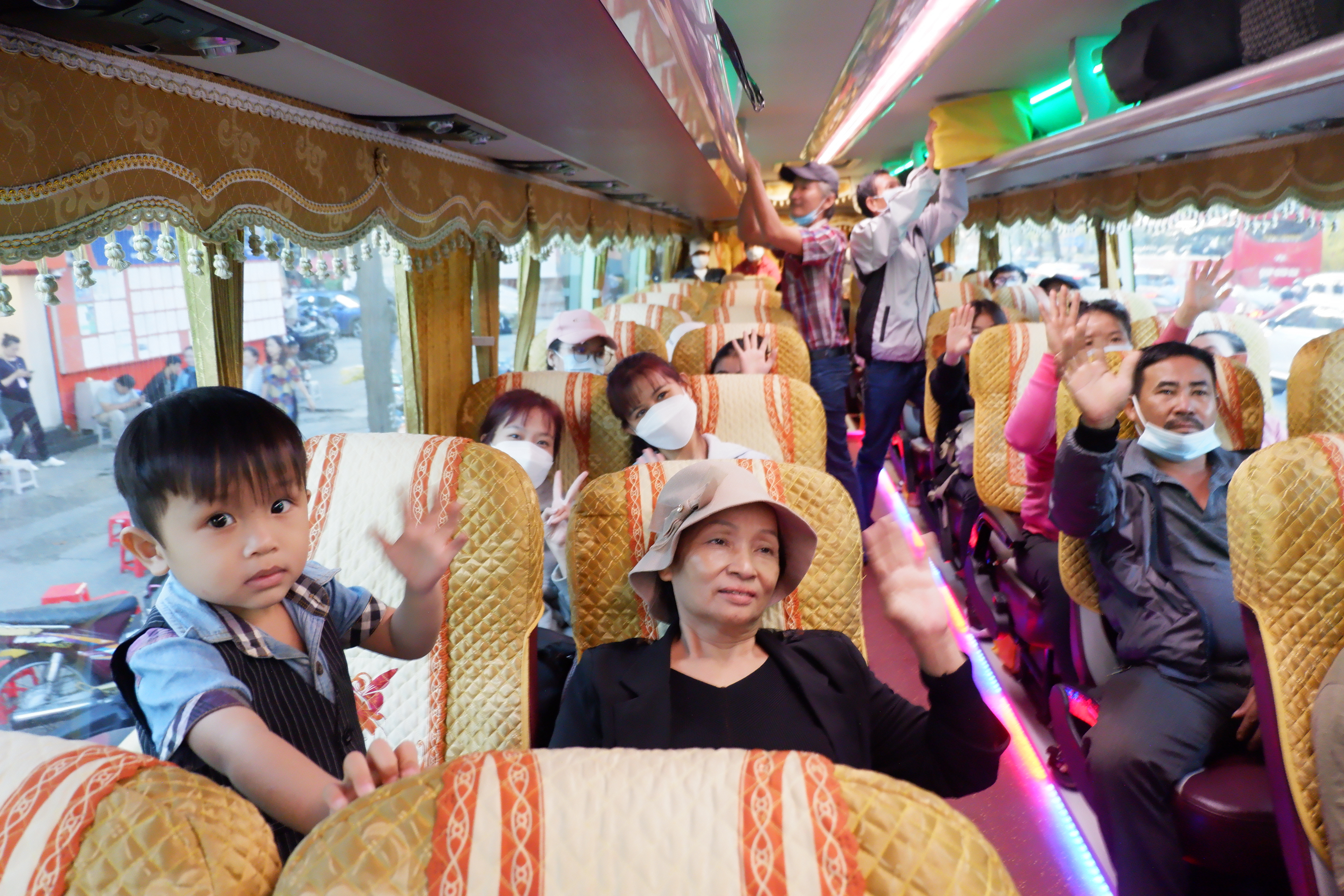 Chuyến xe mùa xuân đưa 2.000 sinh viên về quê đón Tết - Ảnh 6. Chuyến xe mùa xuân đưa 2.000 sinh viên về quê đón Tết - Ảnh 6.