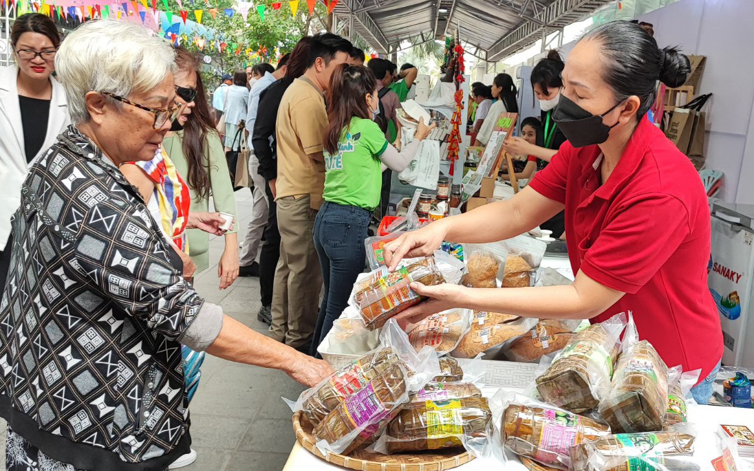 Cá kho làng Vũ Đại quảy gánh băng đồng- Ảnh 6. Chuyện lạ: Gà đông tảo Hưng Yên, cá kho làng Vũ Đại, mắm Huế, khô Nam Bộ... bán chậm ở TP.HCM