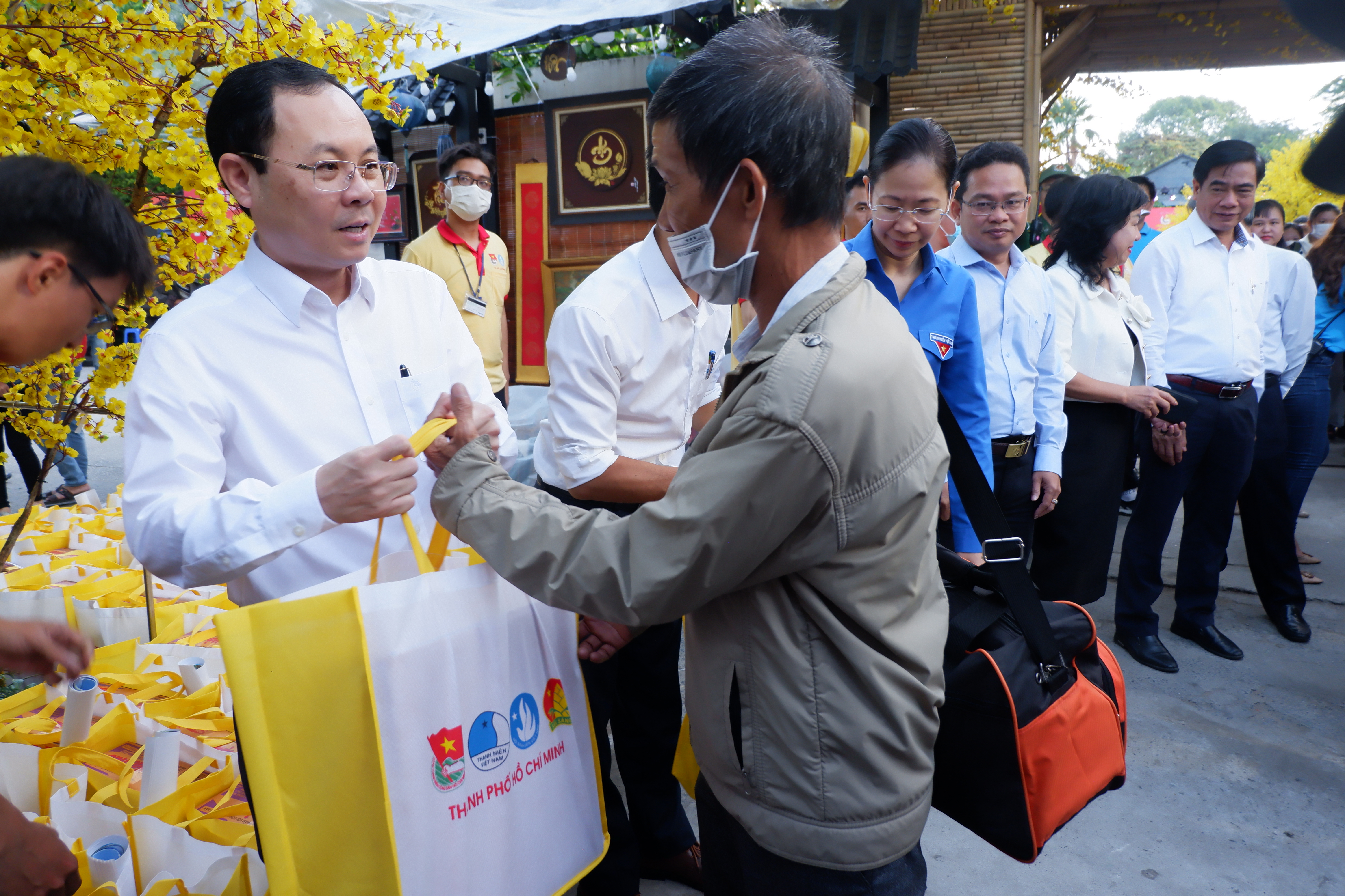 Chuyến xe mùa xuân đưa 2.000 sinh viên về quê đón Tết - Ảnh 1. Chuyến xe mùa xuân đưa 2.000 sinh viên về quê đón Tết - Ảnh 1.