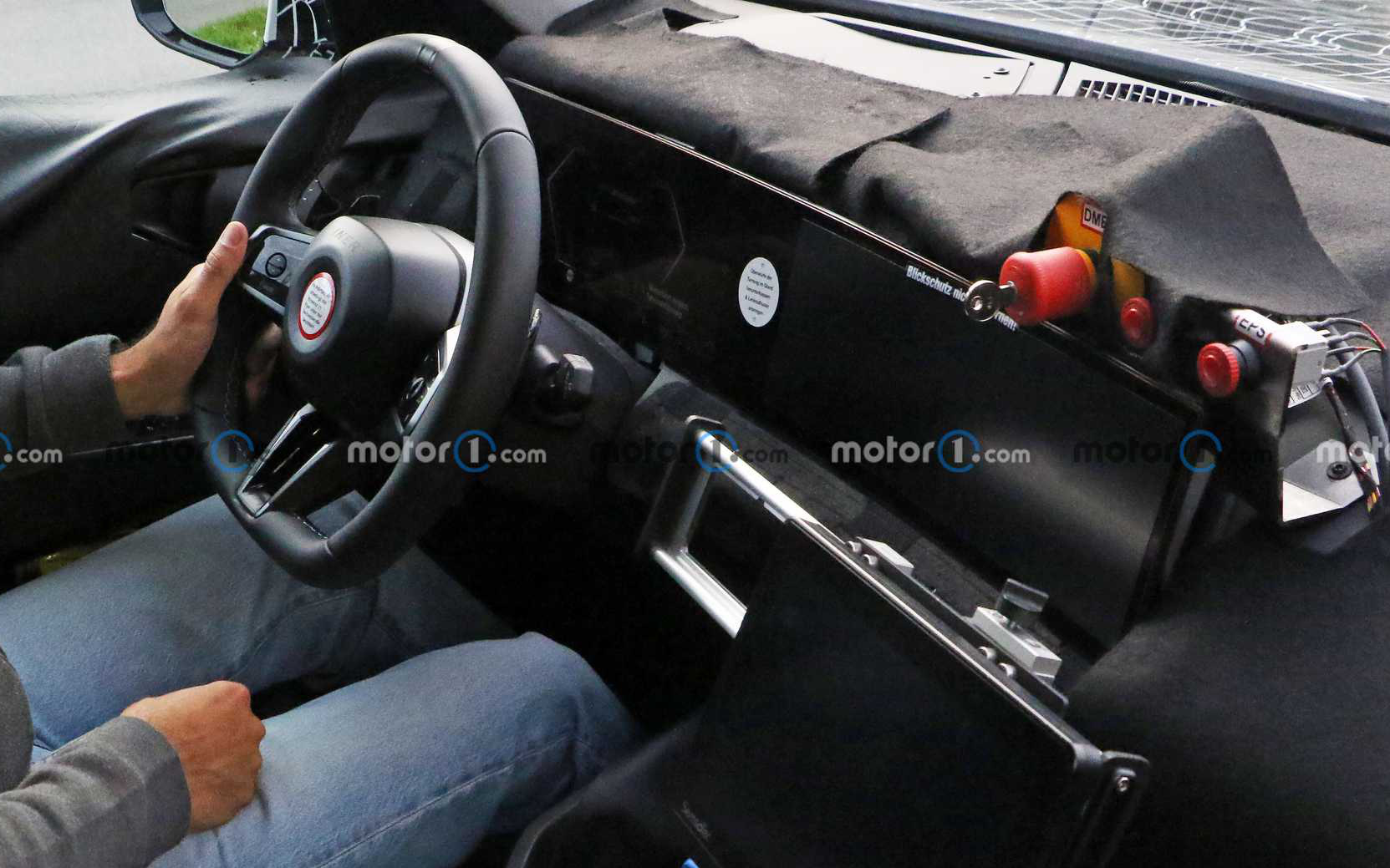 Lộ nội thất BMW X3 mới: Vô-lăng mảnh, màn hình siêu lớn kéo dài và bỏ cần số