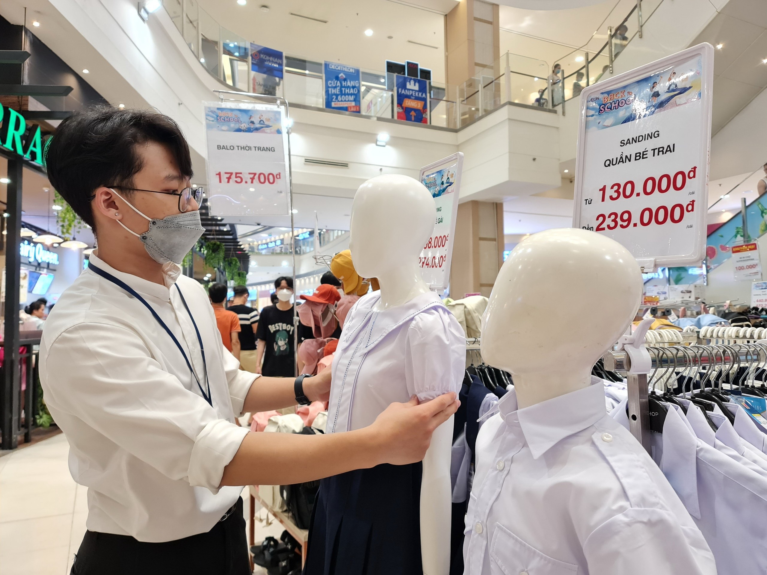 Người trẻ 'sợ' Tết: Tranh thủ kiếm tiền ngày Tết - Ảnh 1. Người trẻ sợ Tết: Tranh thủ kiếm tiền ngày Tết - Ảnh 1.