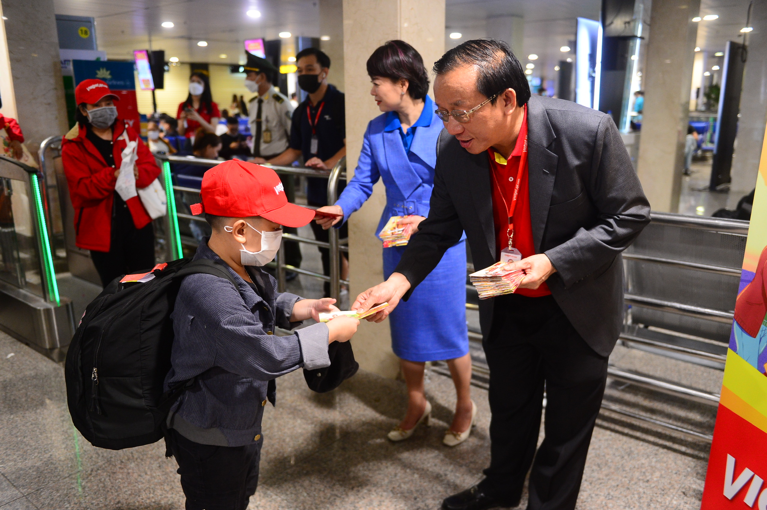 Chuyến bay yêu thương chở 'giấc mơ' Tết đoàn viên của công nhân xa quê - Ảnh 7. Chuyến bay yêu thương chở 'giấc mơ' Tết đoàn viên của công nhân xa quê - Ảnh 7.