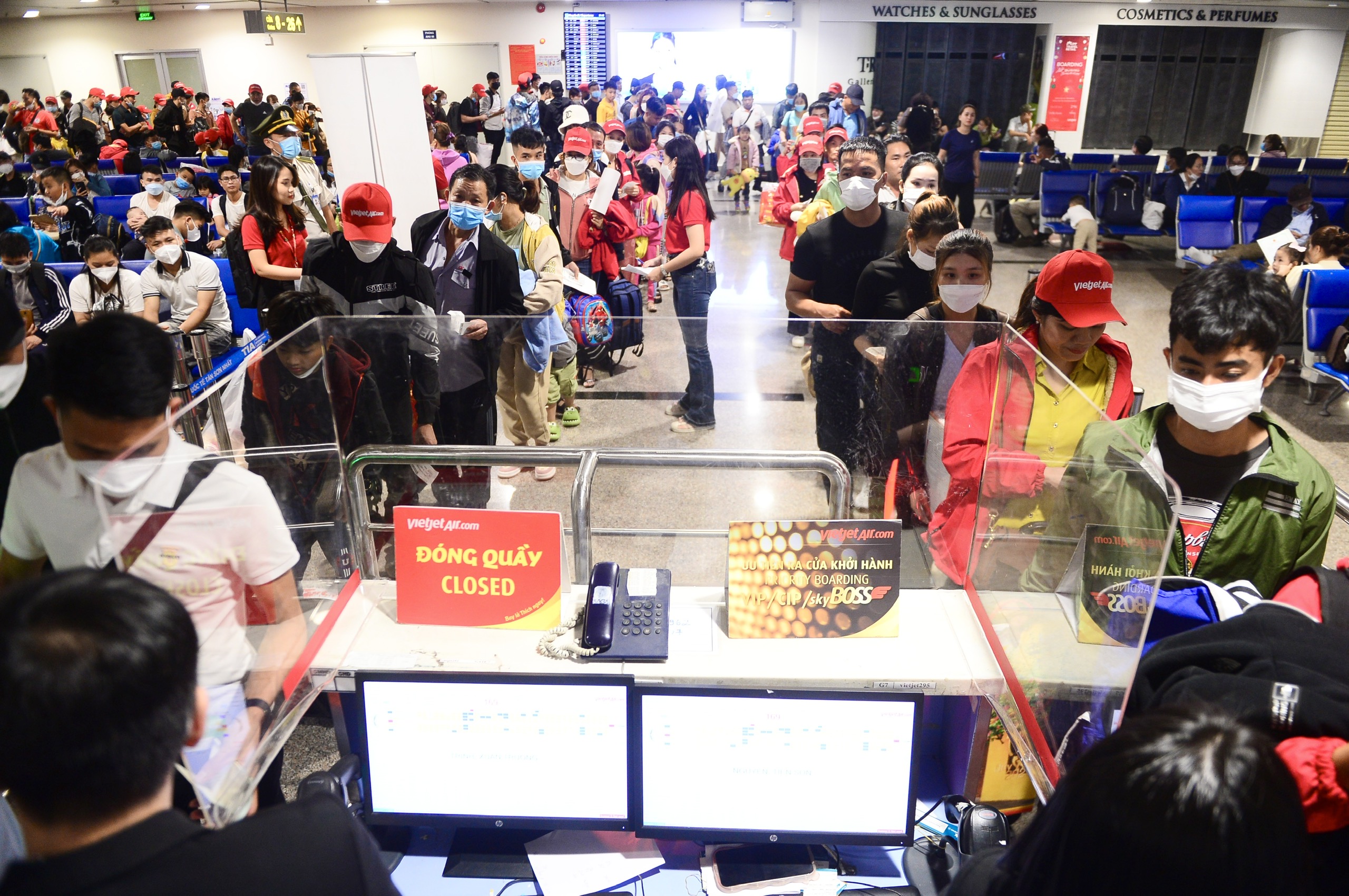 Chuyến bay yêu thương chở 'giấc mơ' Tết đoàn viên của công nhân xa quê - Ảnh 4. Chuyến bay yêu thương chở 'giấc mơ' Tết đoàn viên của công nhân xa quê - Ảnh 4.