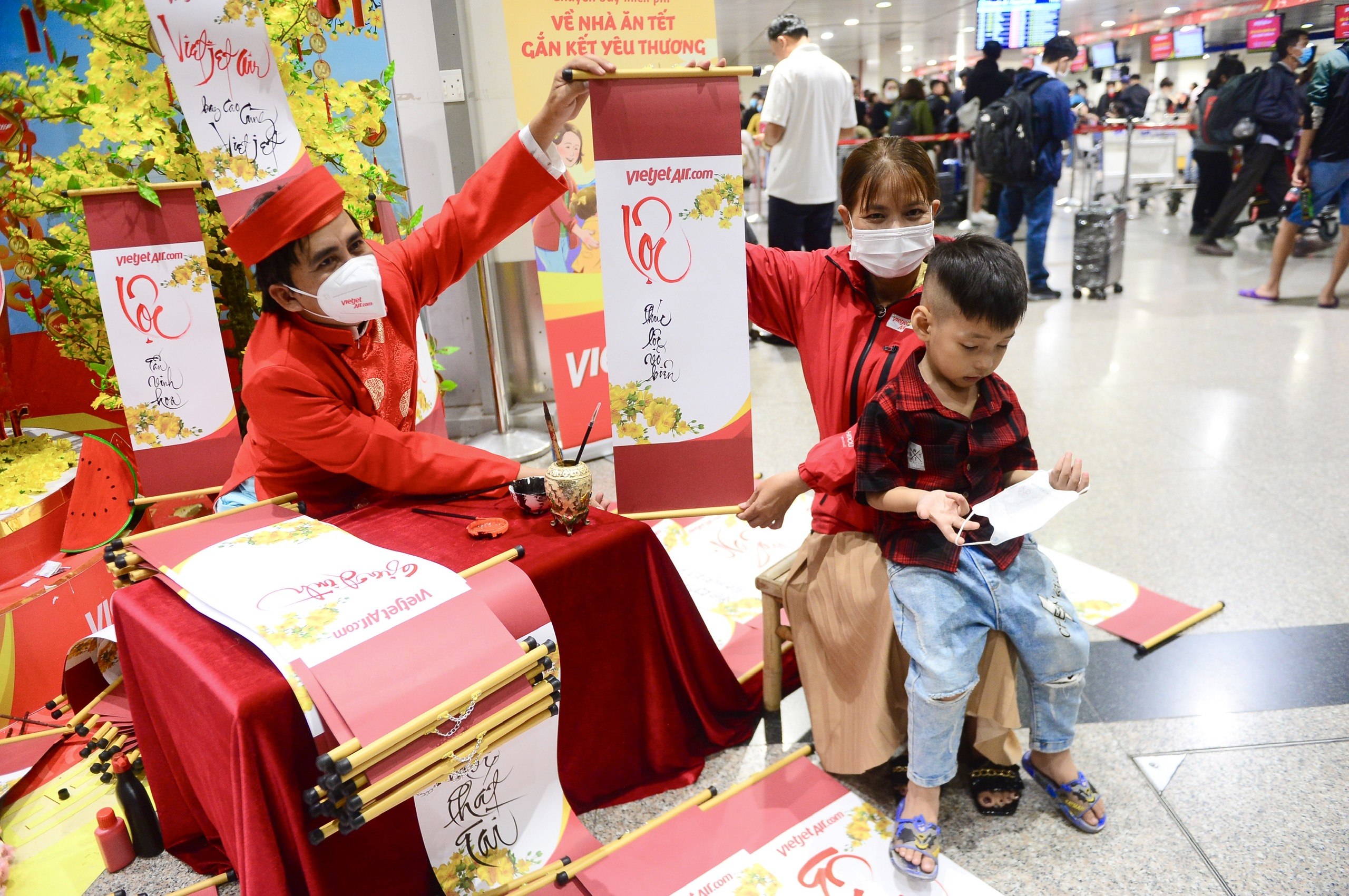 Chuyến bay yêu thương chở 'giấc mơ' Tết đoàn viên của công nhân xa quê - Ảnh 5. Chuyến bay yêu thương chở 'giấc mơ' Tết đoàn viên của công nhân xa quê - Ảnh 5.