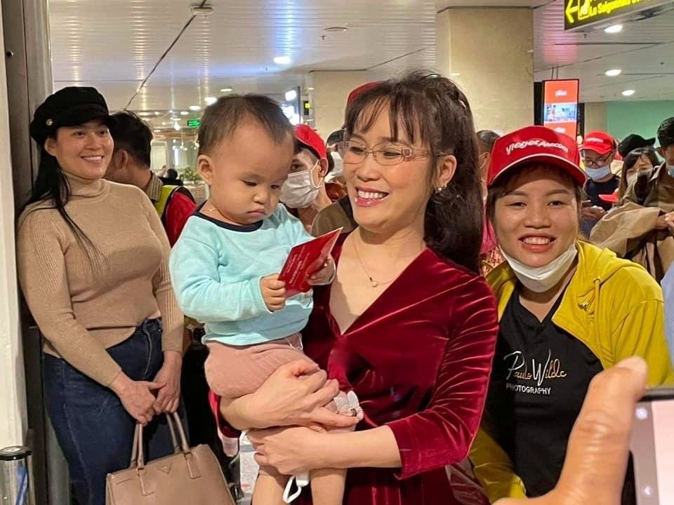 Chuyến bay yêu thương chở 'giấc mơ' Tết đoàn viên của công nhân xa quê - Ảnh 6. Chuyến bay yêu thương chở 'giấc mơ' Tết đoàn viên của công nhân xa quê - Ảnh 6.