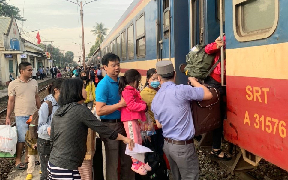 Hàng ngàn công nhân Bình Dương được tặng vé máy bay, xe lửa về quê ăn Tết