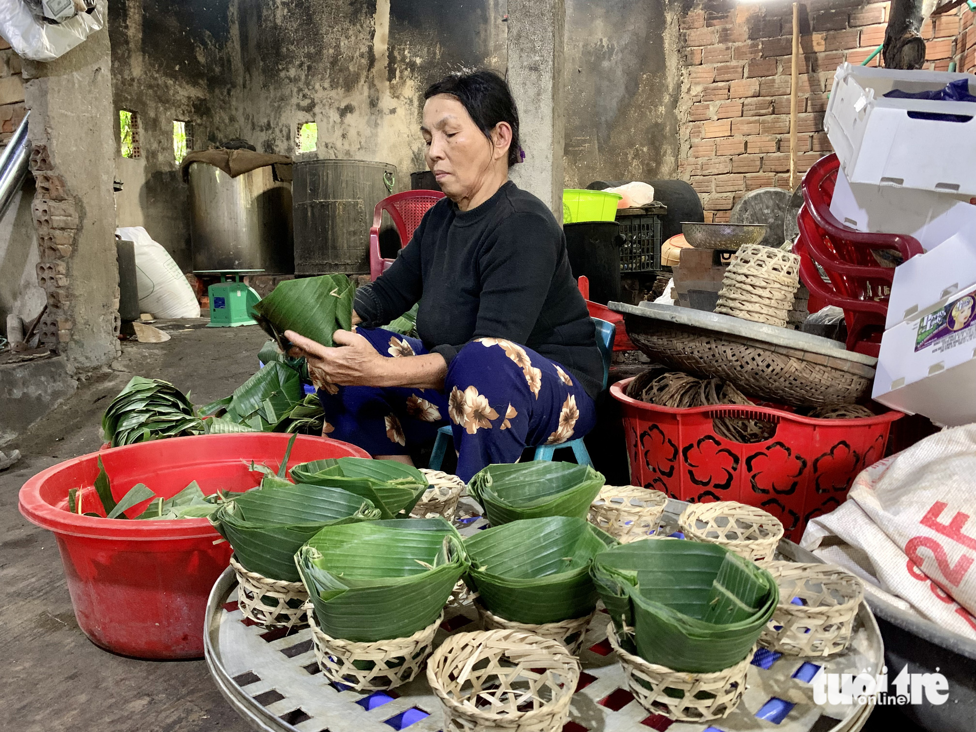 Làng nấu bánh tổ Hội An trắng đêm đón Tết - Ảnh 3.