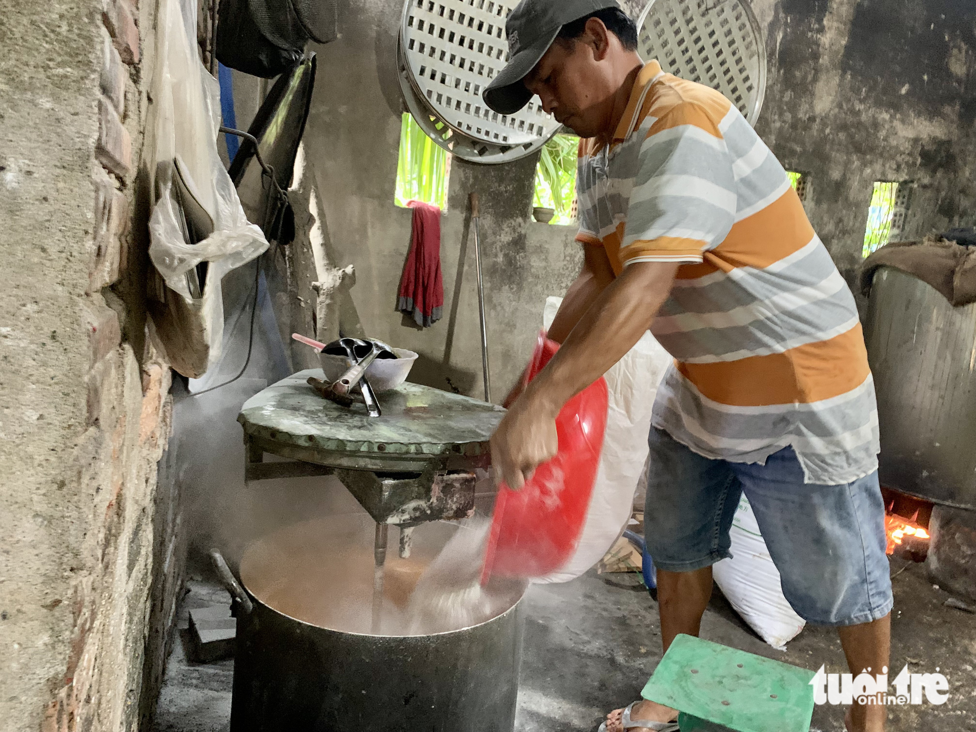 Làng nấu bánh tổ Hội An trắng đêm đón Tết - Ảnh 4.