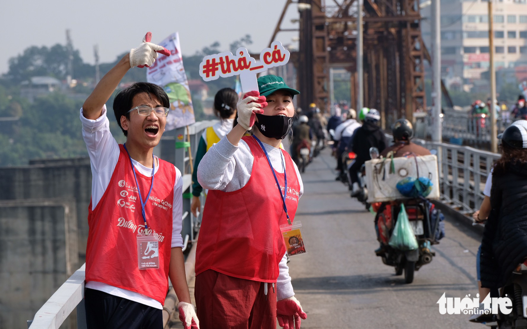 Thả cá, rải tro cúng ông Công ông Táo, bao rác kề bên vẫn ném túi ni lông xuống mặt đường