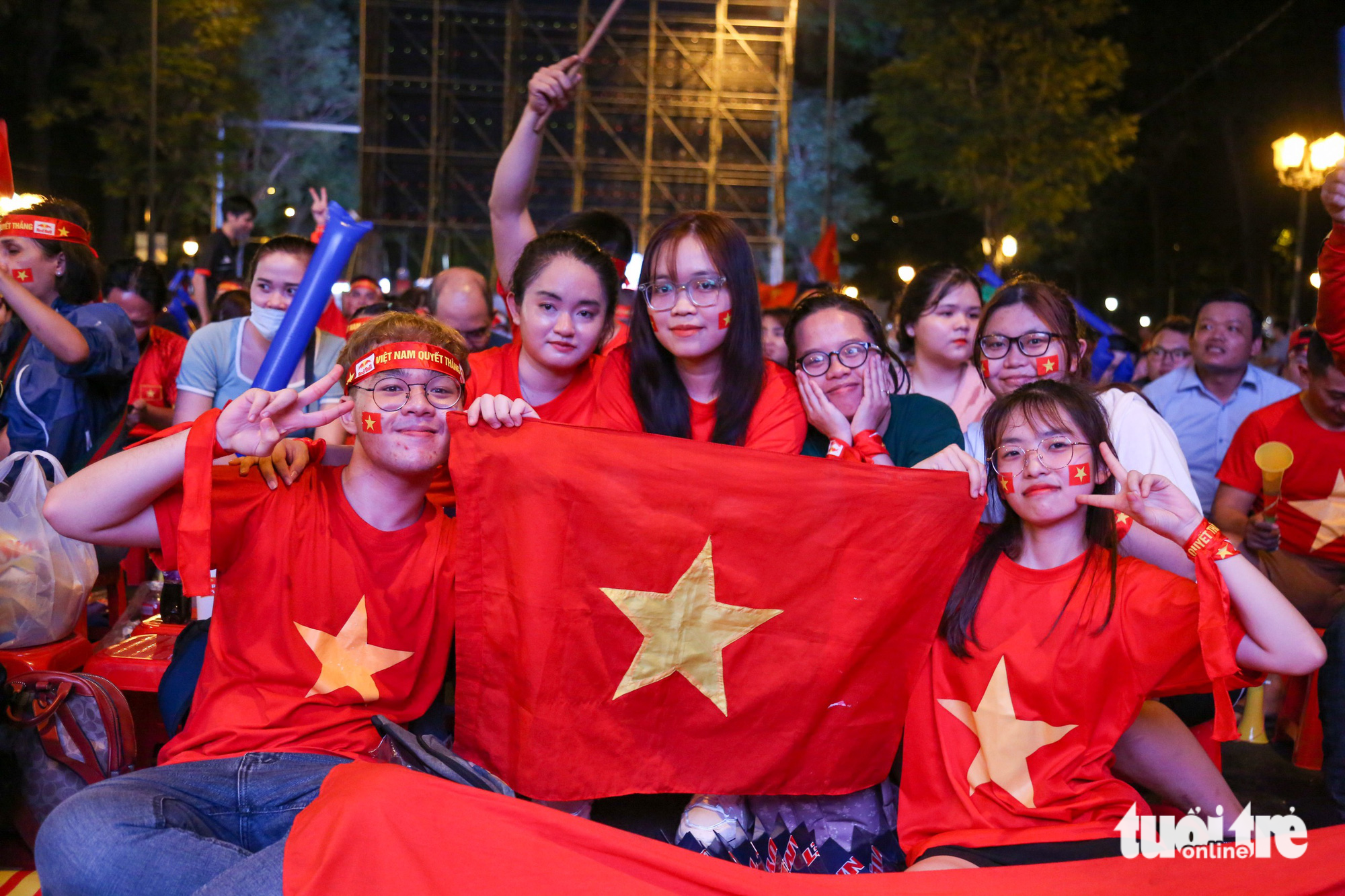 Cổ động viên vỡ òa cảm xúc khi tuyển Việt Nam hòa kịch tính với Thái Lan - Ảnh 2. Cổ động viên vỡ òa cảm xúc khi tuyển Việt Nam hòa kịch tính với Thái Lan - Ảnh 2.