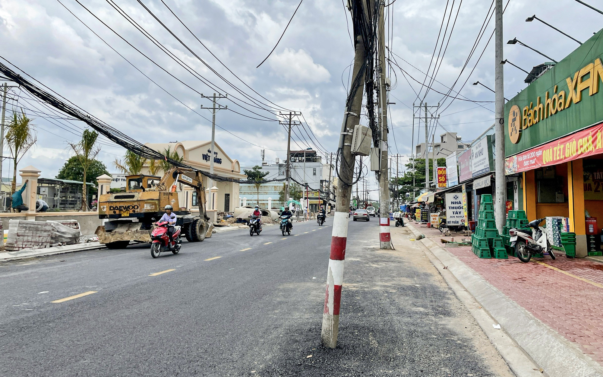 Điện lực phản hồi về cột điện 'mọc' giữa hẻm ở quận 3 - Ảnh 3.