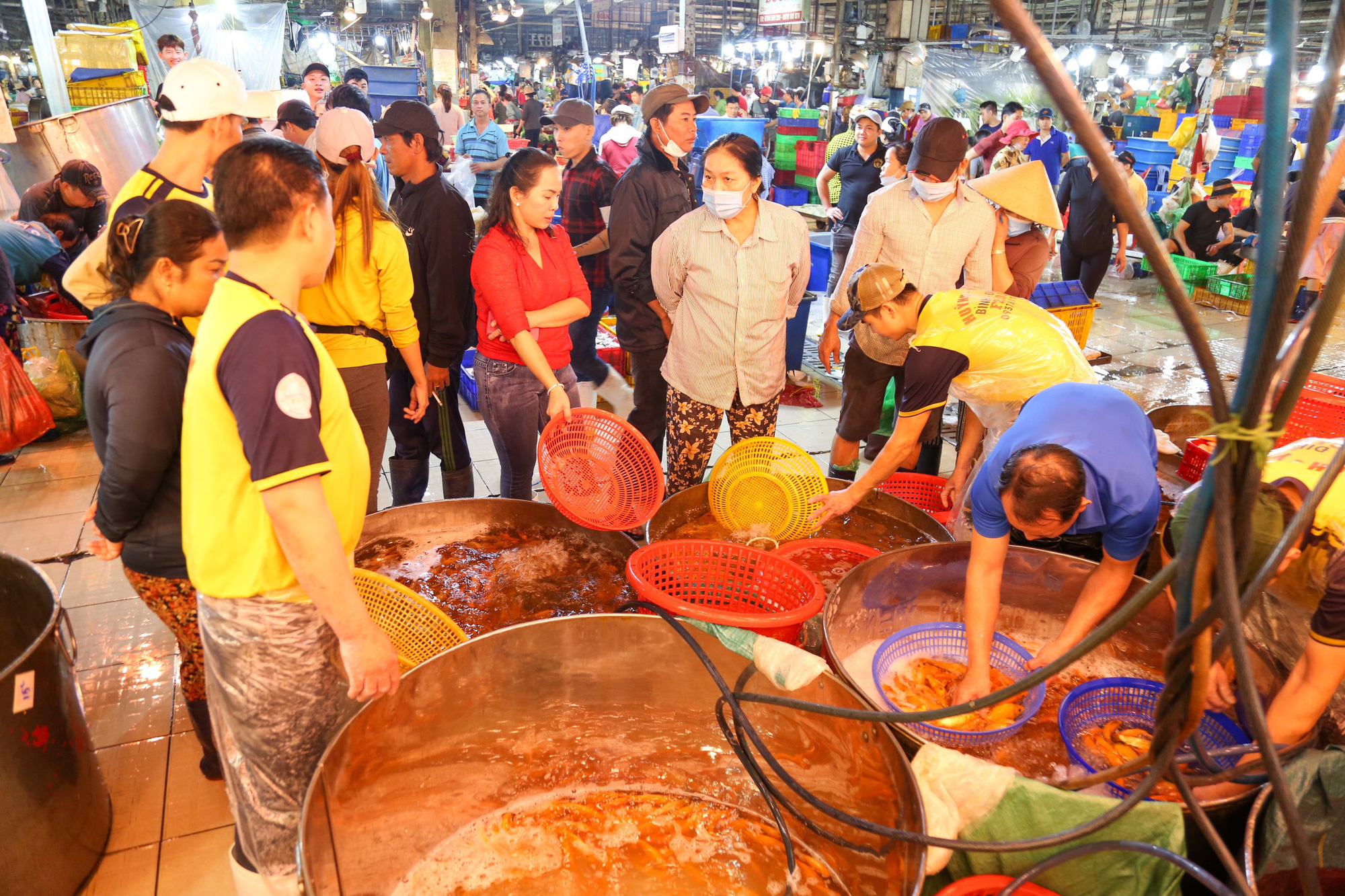 Người dân dậy từ sáng sớm chèo ghe ra sông thả cá chép đưa ông Công, ông Táo về trời - Ảnh 4.