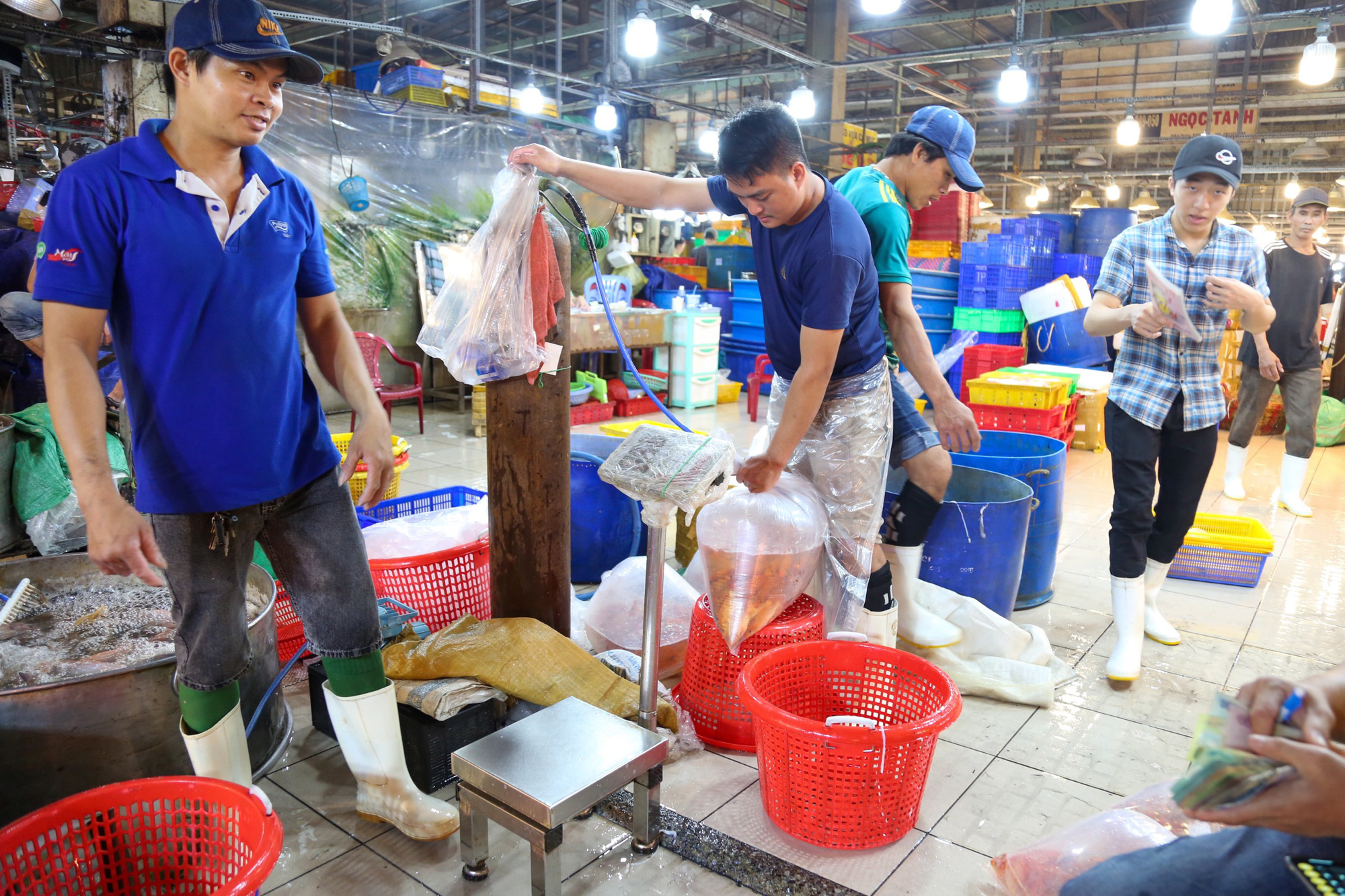 Người dân dậy từ sáng sớm chèo ghe ra sông thả cá chép đưa ông Công, ông Táo về trời - Ảnh 5.