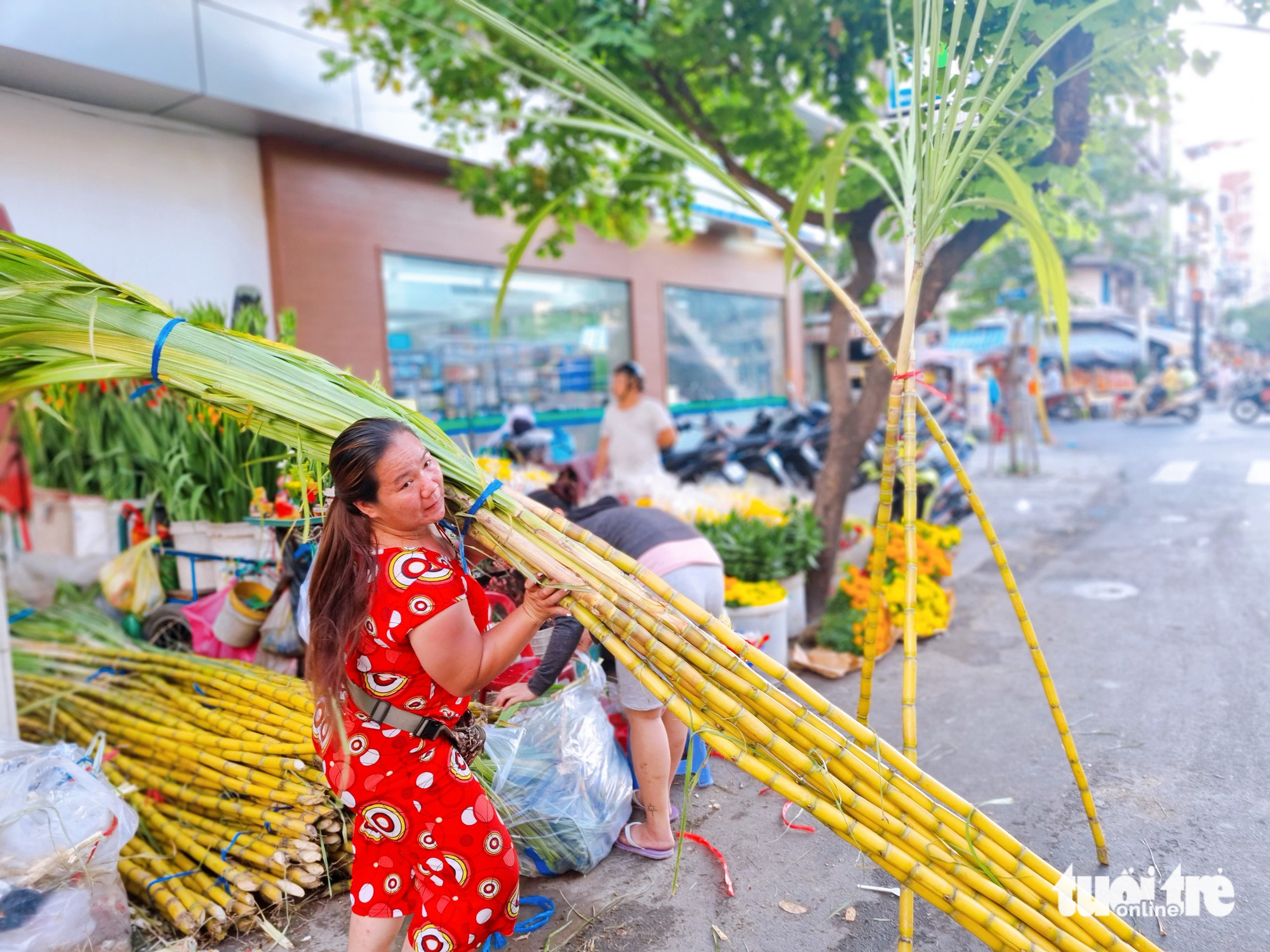 Chen chân mua vật phẩm cúng ông Công, ông Táo - Ảnh 10.