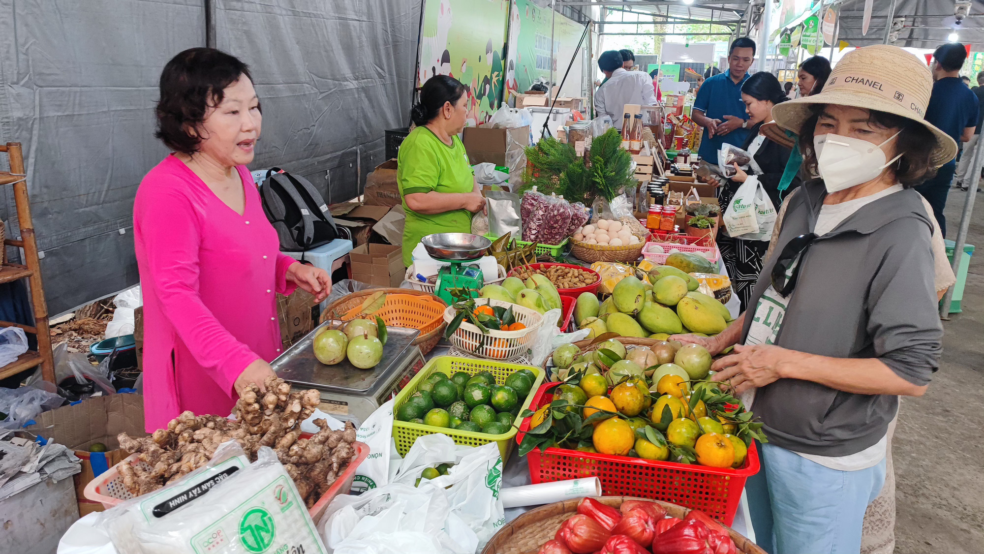 Người dân TP.HCM chi tiền triệu mua đặc sản vùng miền ăn Tết - Ảnh 7.