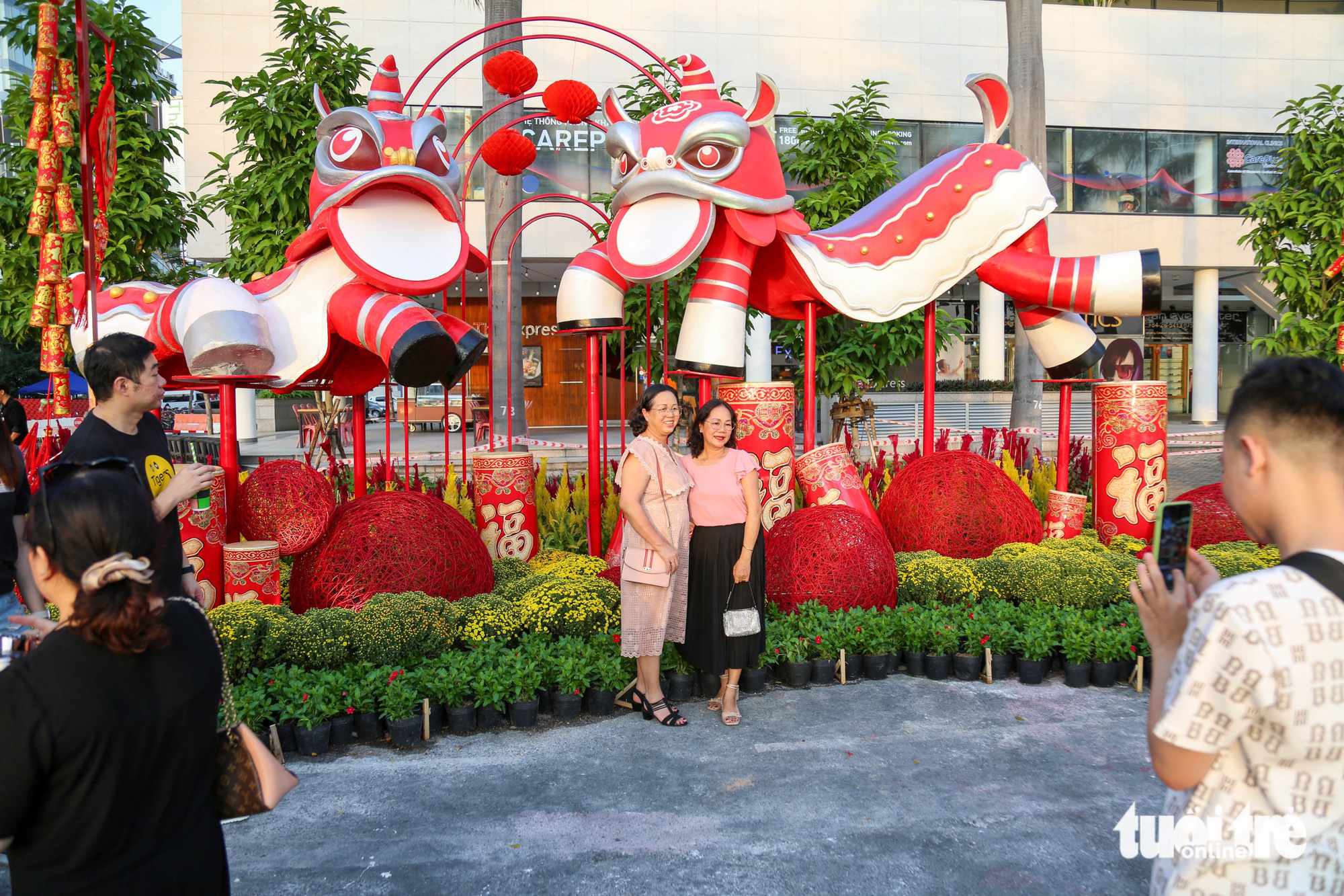 Chưa khai mạc, đường hoa Phú Mỹ Hưng đã hút khách - Ảnh 5. Chưa khai mạc, đường hoa Phú Mỹ Hưng đã hút khách - Ảnh 5.