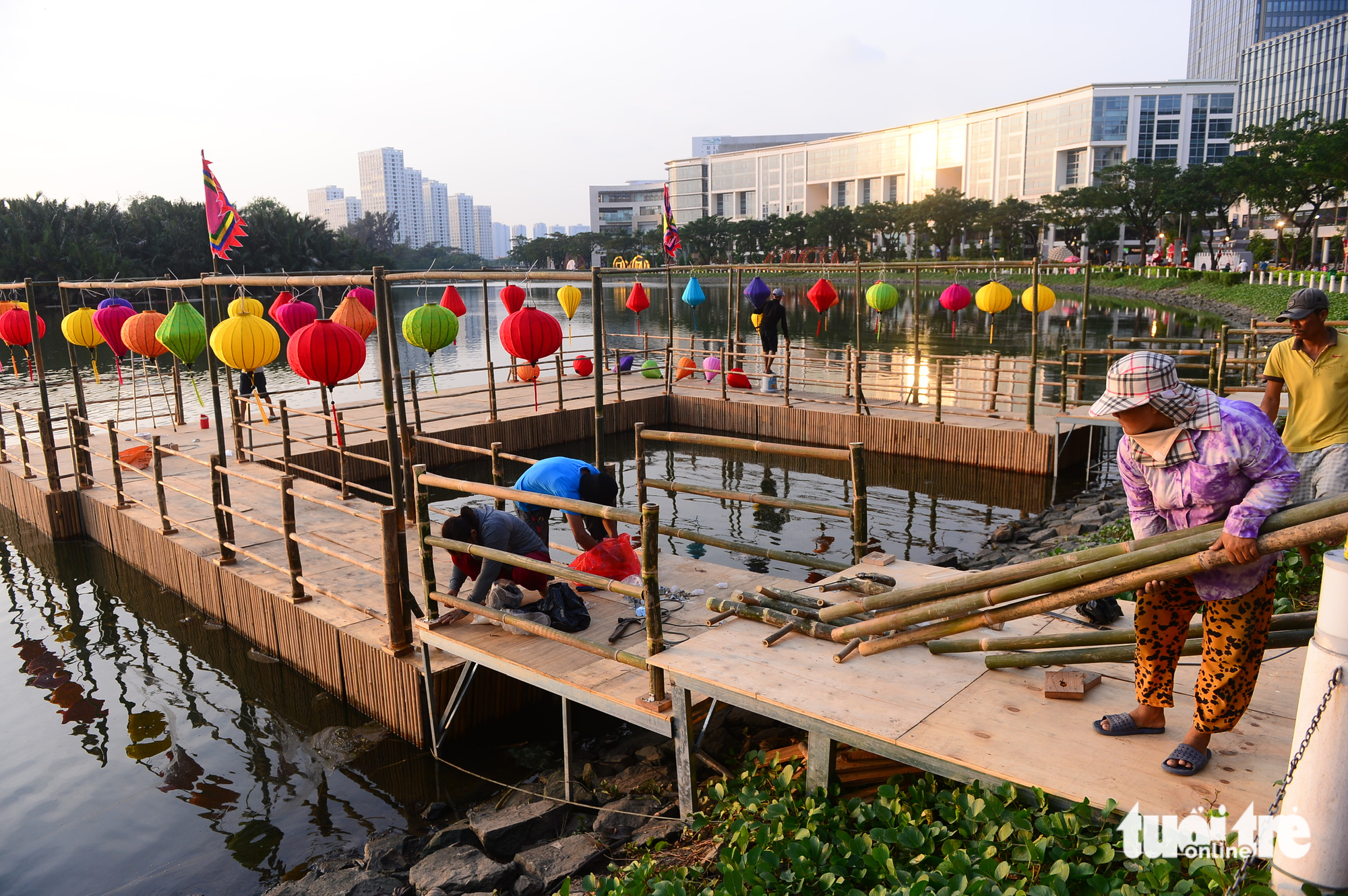 Chưa khai mạc, đường hoa Phú Mỹ Hưng đã hút khách - Ảnh 11. Chưa khai mạc, đường hoa Phú Mỹ Hưng đã hút khách - Ảnh 11.