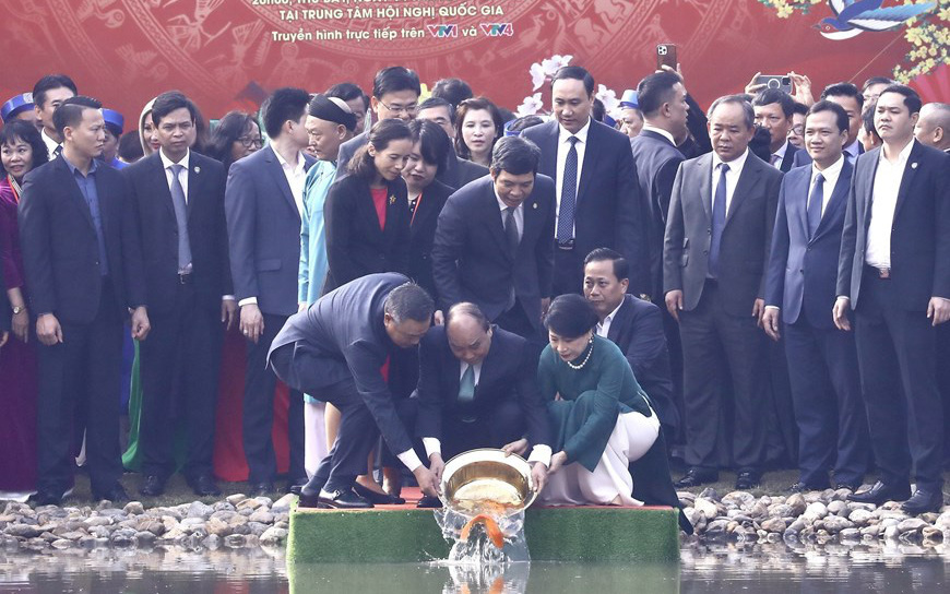 Chủ tịch nước Nguyễn Xuân Phúc cùng phu nhân thả cá chép tiễn ông Công, ông Táo