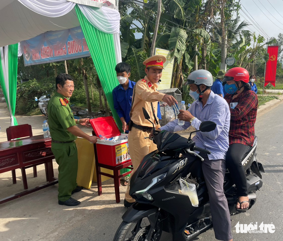 Phát cơm, nước suối miễn phí dọc đường cho công nhân về quê ăn Tết - Ảnh 2.