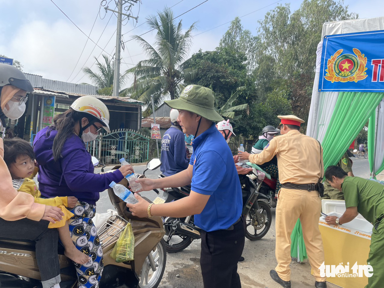 Phát cơm, nước suối miễn phí dọc đường cho công nhân về quê ăn Tết - Ảnh 3.