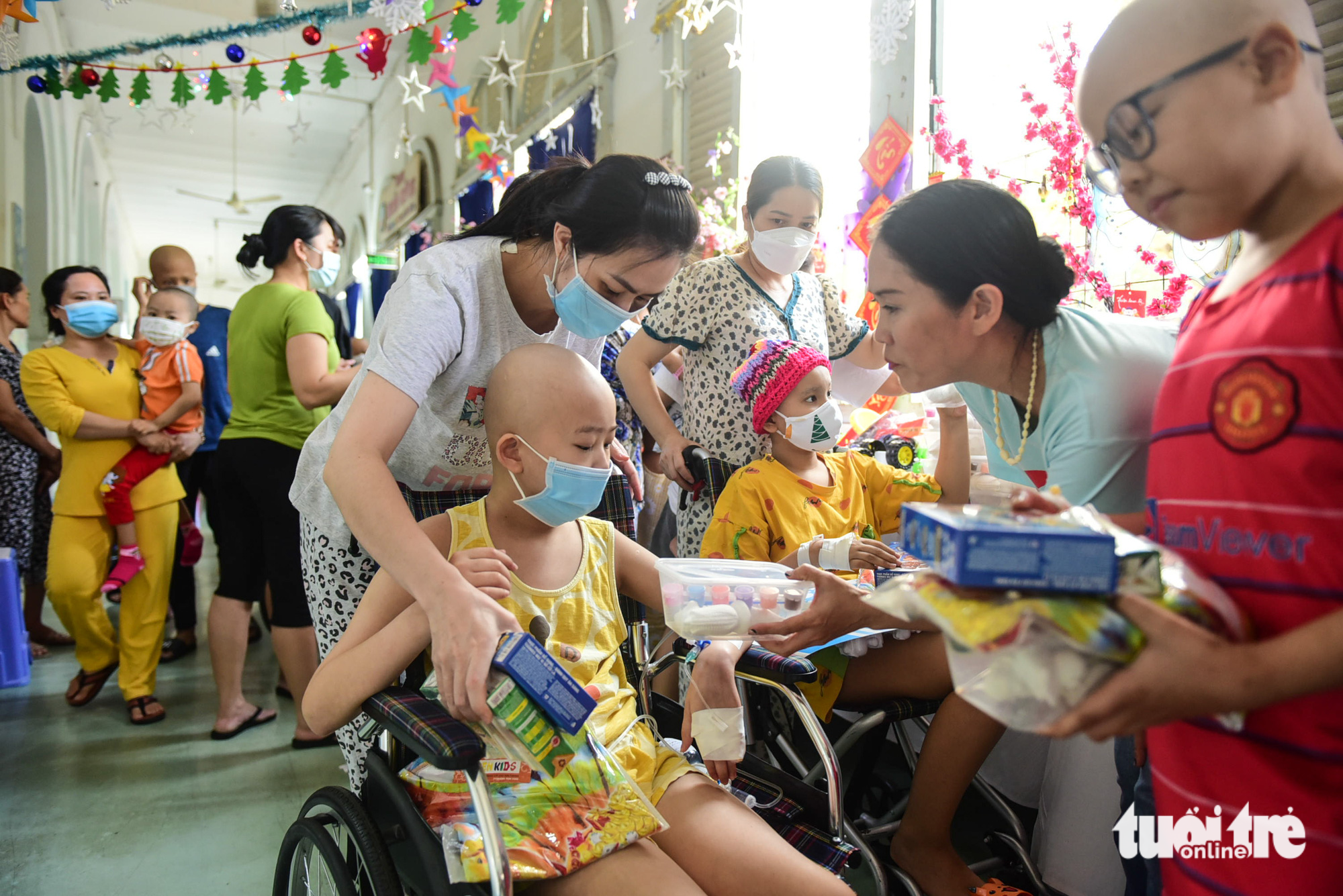 Bệnh nhi vui sắm Tết tại gian hàng 0 đồng - Ảnh 6. Bệnh nhi vui sắm Tết tại gian hàng 0 đồng - Ảnh 6.
