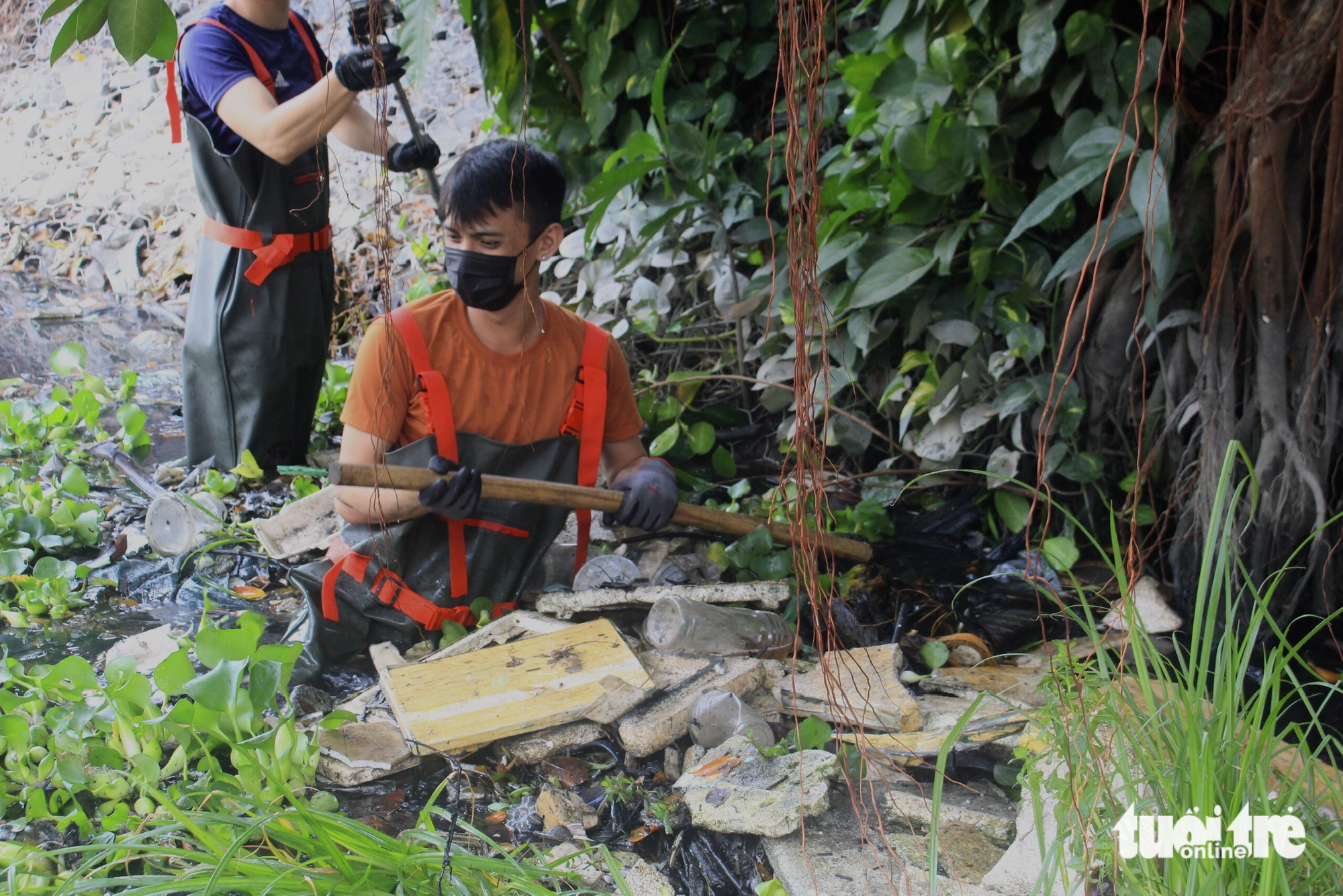 Biệt đội Sài Gòn Xanh lội bùn dọn rác kênh rạch những ngày giáp Tết - Ảnh 2. Biệt đội Sài Gòn Xanh lội bùn dọn rác kênh rạch những ngày giáp Tết - Ảnh 2.