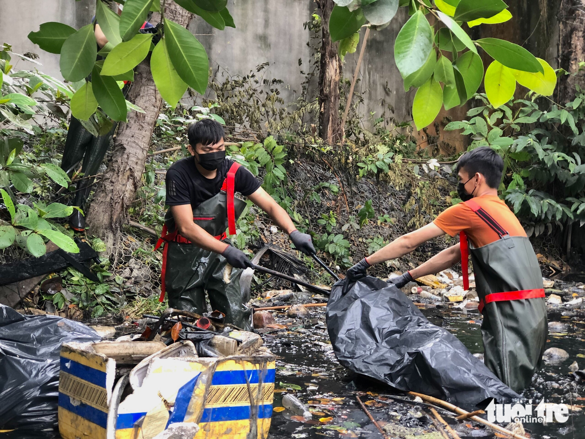 Biệt đội Sài Gòn Xanh lội bùn dọn rác kênh rạch những ngày giáp Tết - Ảnh 6. Biệt đội Sài Gòn Xanh lội bùn dọn rác kênh rạch những ngày giáp Tết - Ảnh 6.