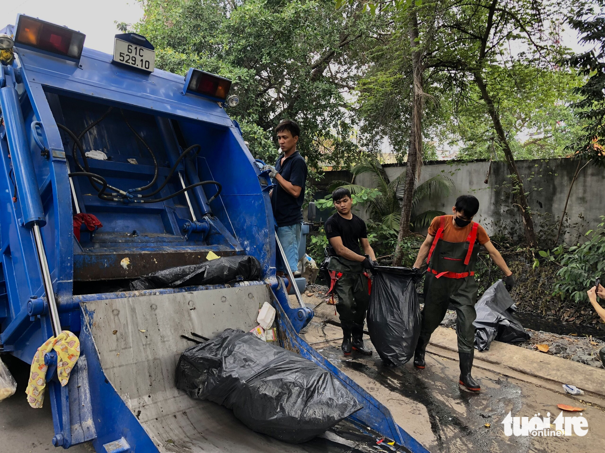 Biệt đội Sài Gòn Xanh lội bùn dọn rác kênh rạch những ngày giáp Tết - Ảnh 9. Biệt đội Sài Gòn Xanh lội bùn dọn rác kênh rạch những ngày giáp Tết - Ảnh 9.