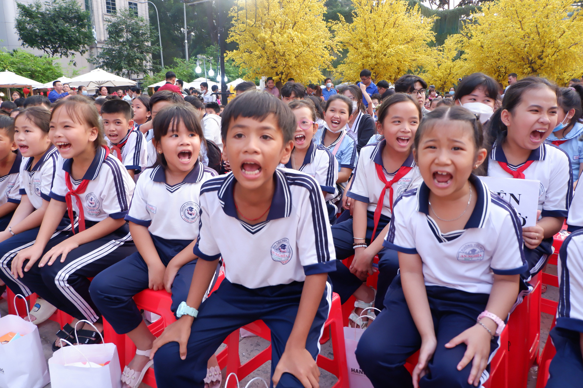 500 trẻ em mồ côi, bị ảnh hưởng bởi dịch COVID-19 nhận lì xì - Ảnh 1. 500 trẻ em mồ côi, bị ảnh hưởng bởi dịch COVID-19 nhận lì xì - Ảnh 1.