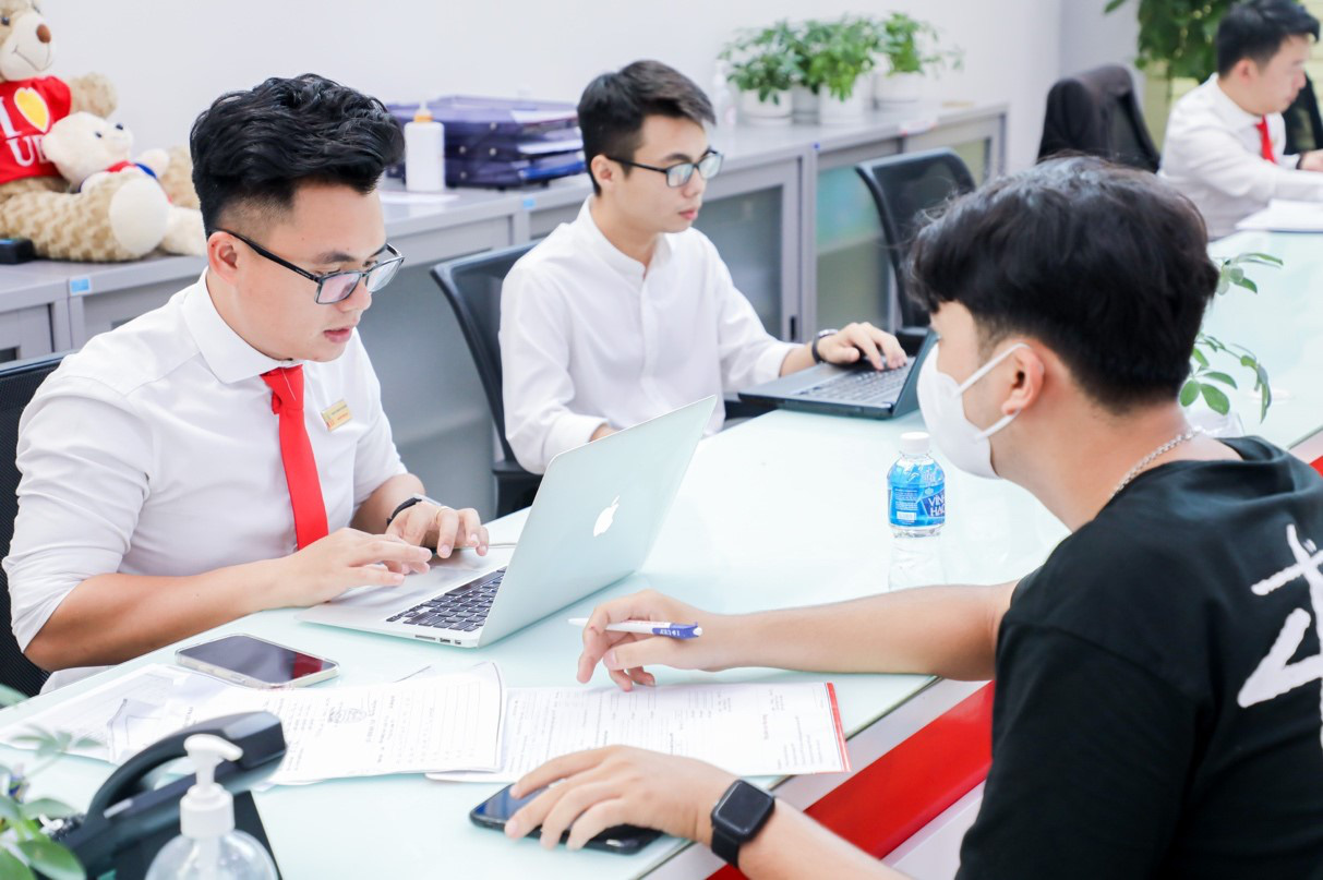英語をよく勉強し、UEFに申し込むと最大100％の奨学金を受け取ります - 写真1.