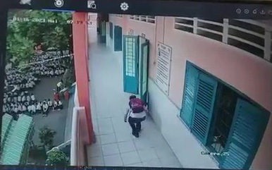Cả trường đang đứng chào cờ, một ông lom khom chui vô lớp... trộm tiền