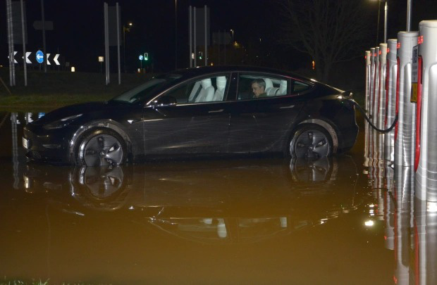 Should electric vehicles be charged at the station when it rains or floods?  - Photo 2.