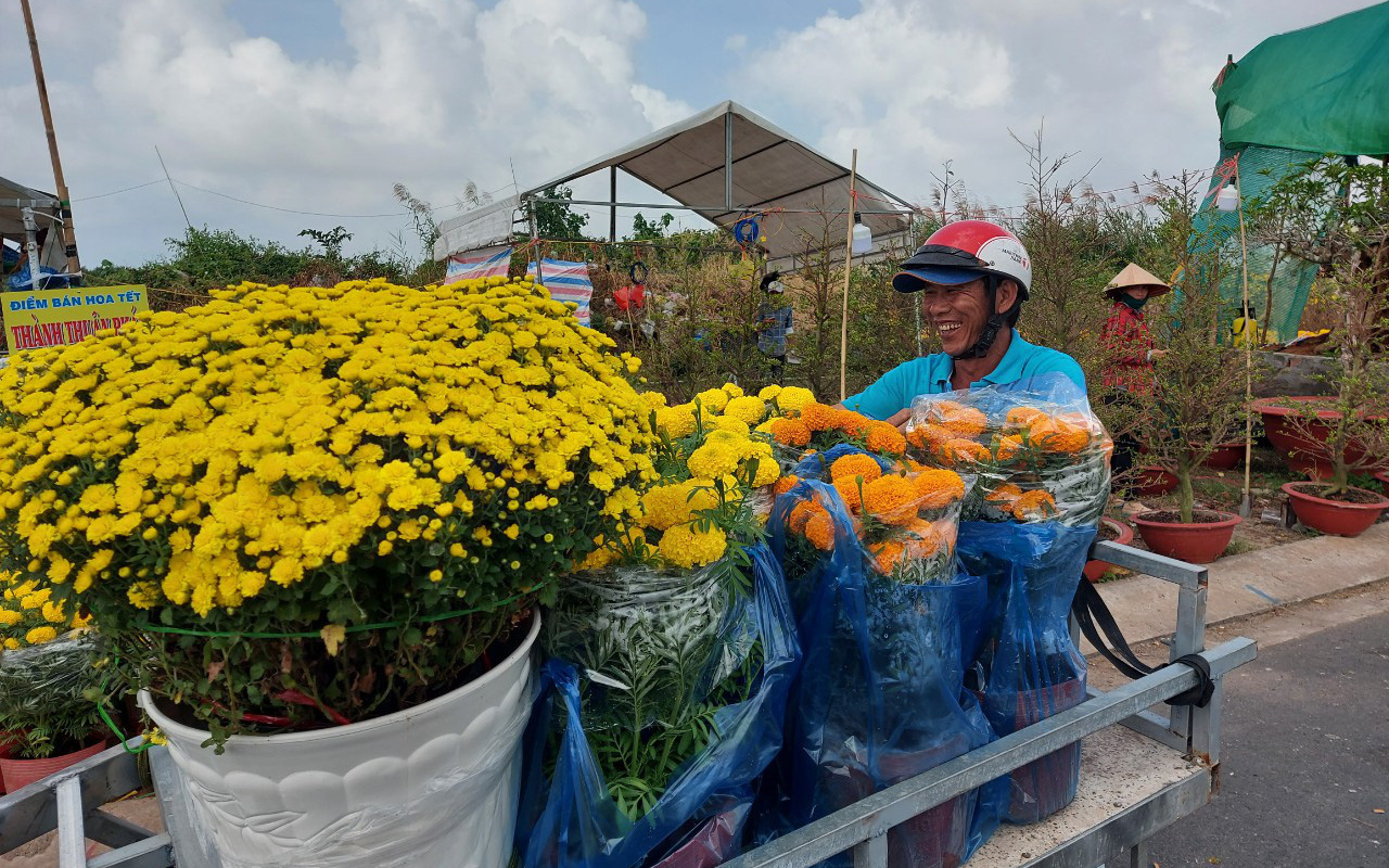 Chợ hoa miền Tây: Người người "chở mùa xuân" dịp Tết