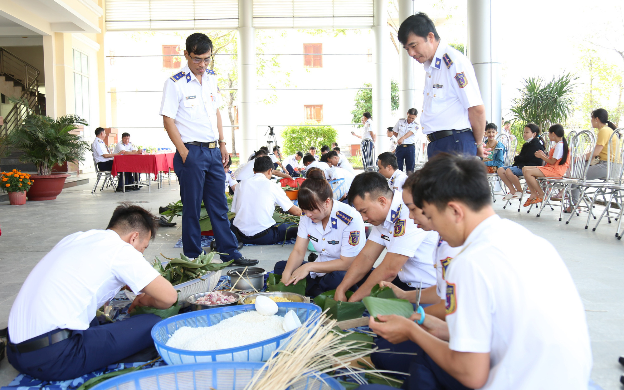 Cảnh sát biển thi tài gói bánh chưng