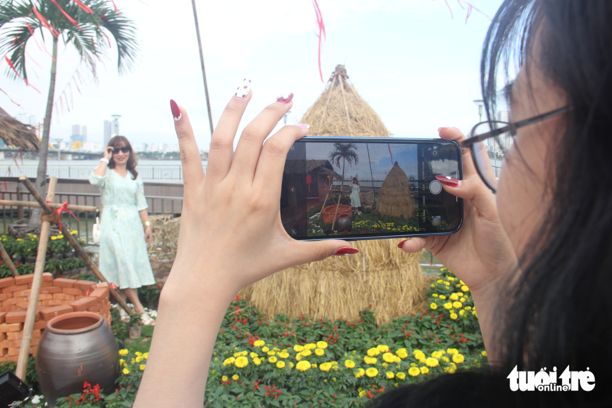 Trời ấm, người dân Đà Nẵng đi chơi xuân bên vườn hoa xuân sông Hàn - Ảnh 7.