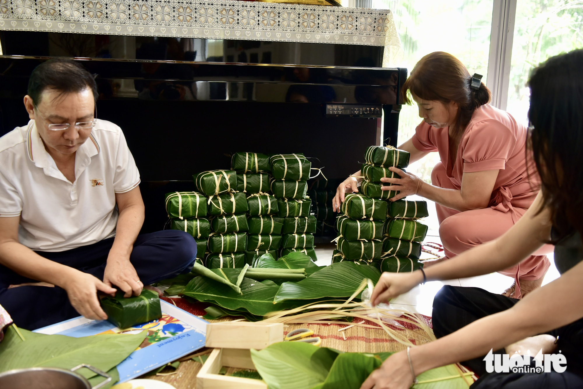 Nghệ sĩ Trịnh Kim Chi giữ thói quen gói bánh chưng dịp Tết để gắn kết gia đình - Ảnh 2.