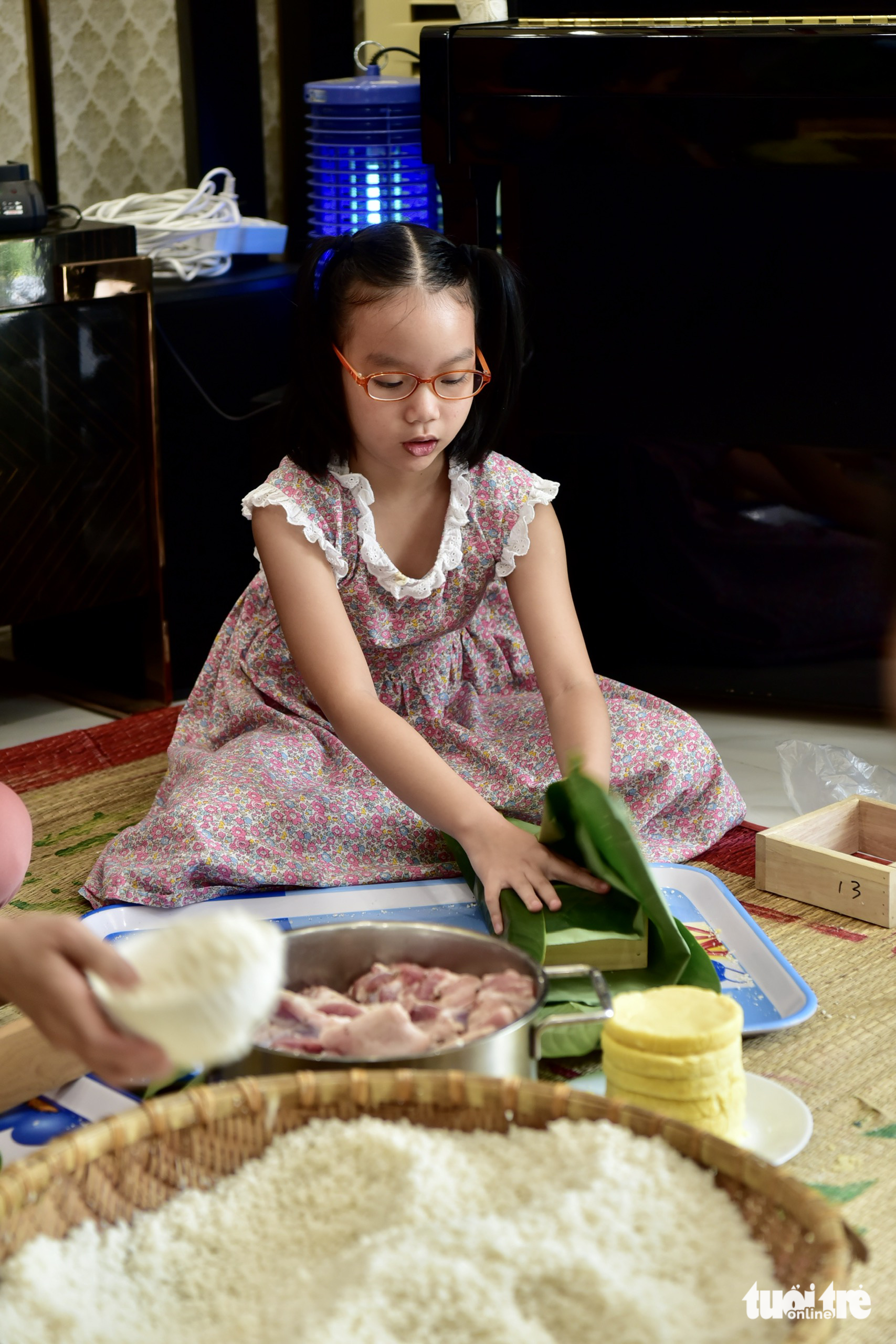 Nghệ sĩ Trịnh Kim Chi giữ thói quen gói bánh chưng dịp Tết để gắn kết gia đình - Ảnh 3.
