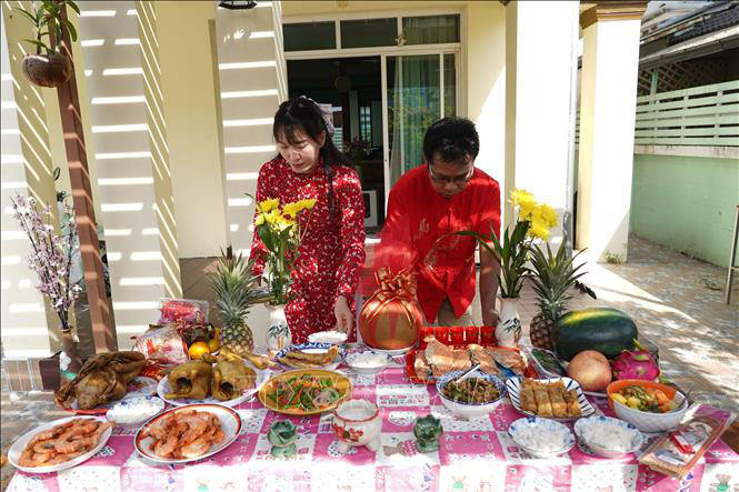 Đậm đà hương vị Tết ở một gia đình Thái - Việt - Ảnh 1.