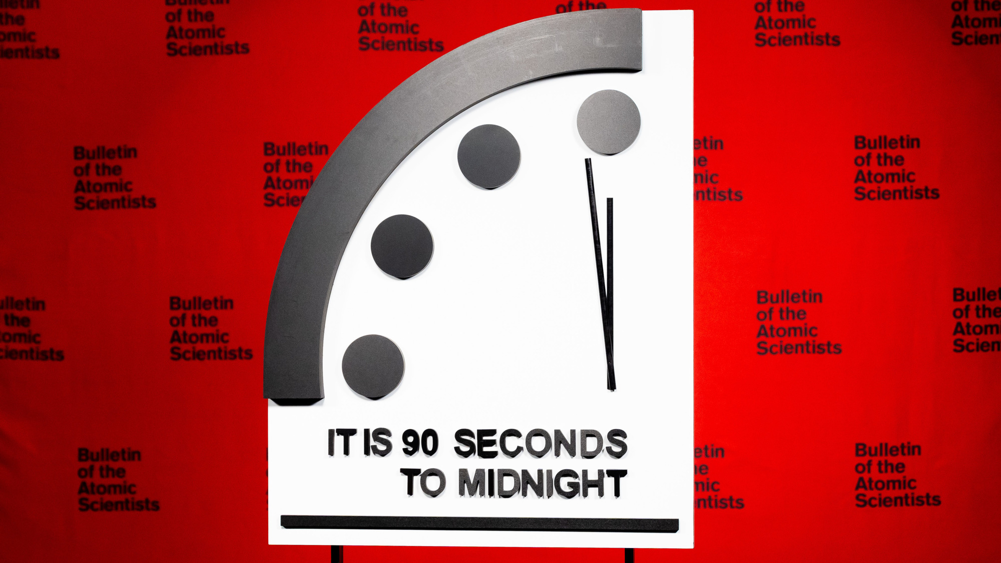 Doomsday clock: Only 90 seconds left, unprecedented danger warning - Photo 1.