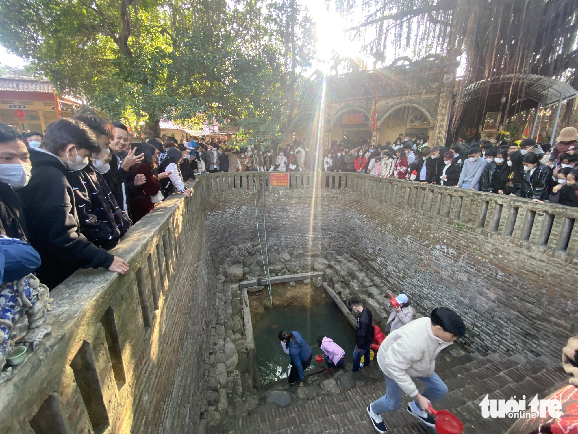 Nhiều bạn trẻ đến Đền Cùng Giếng Ngọc uống nước, rửa mặt để… cầu tình duyên - Ảnh 2.
