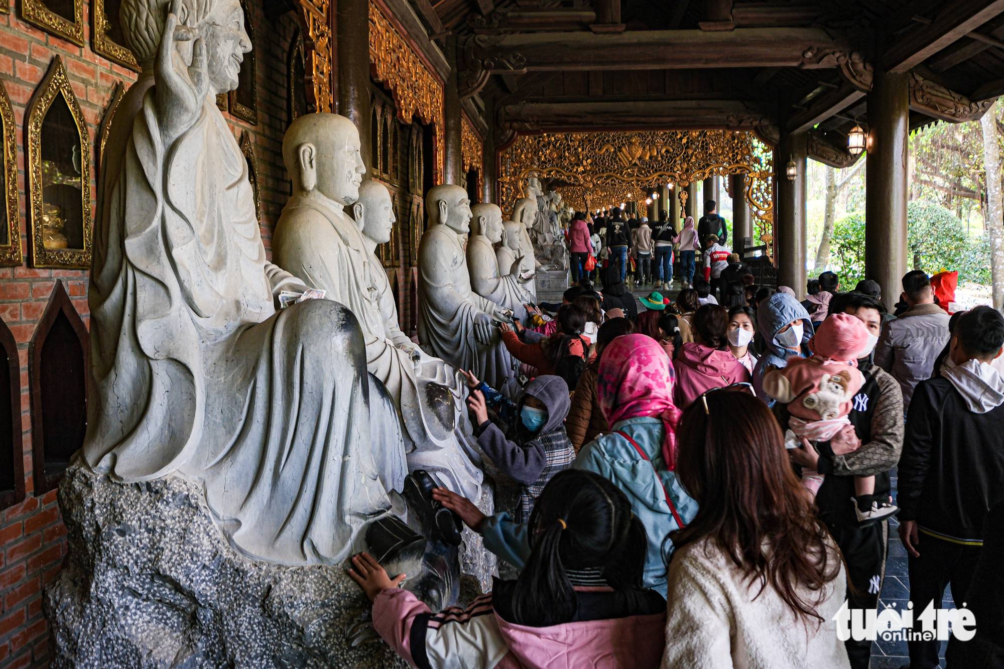 Nắng đẹp, biển người đổ về chùa Tam Chúc, Bái Đính - Ảnh 5.